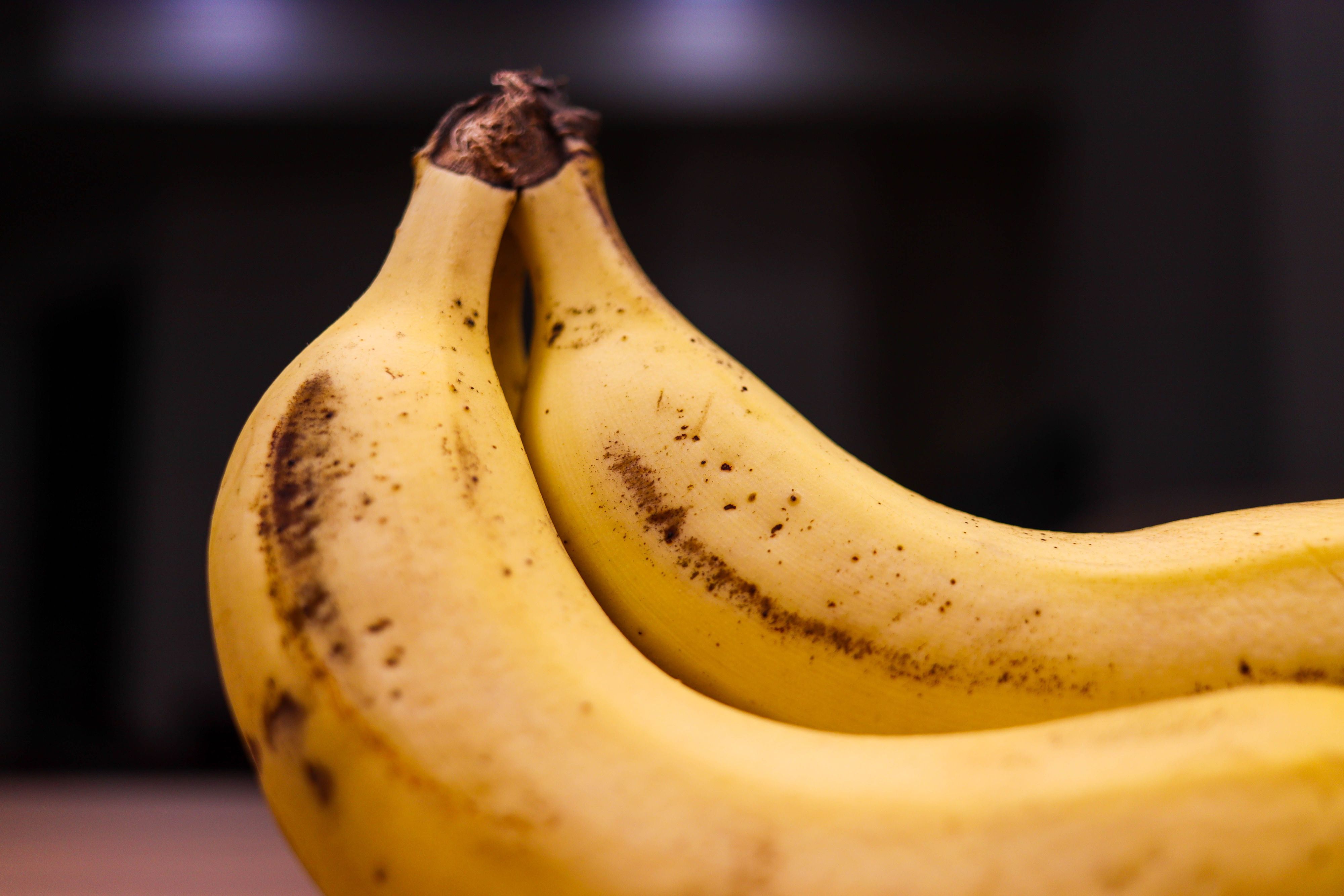 Kaum gekauft, schon braun und matschig? Ein kleiner Handgriff am Stiel soll Bananen länger frisch halten.