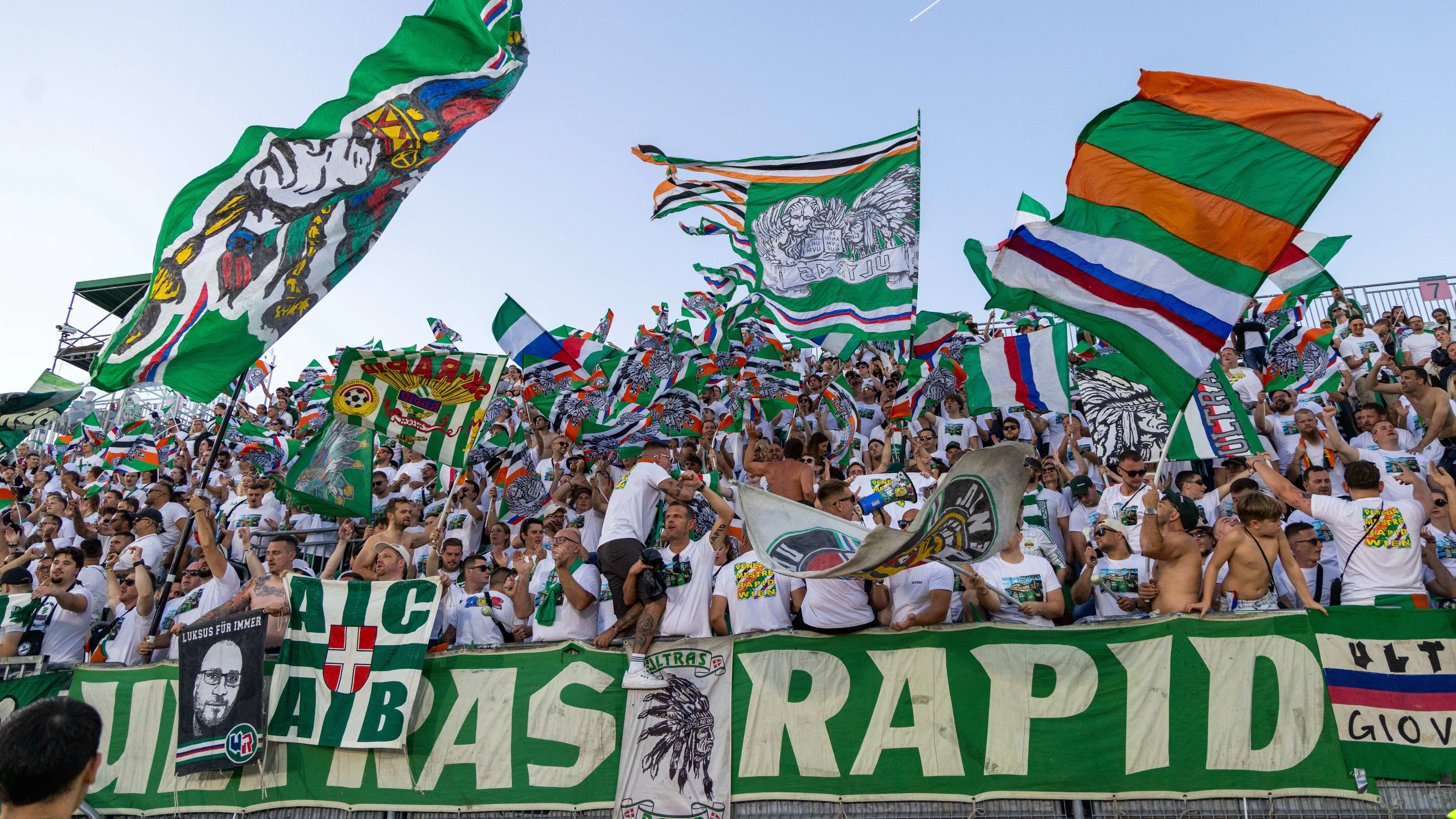 VENICE,ITALY,26.SEP.26 - SOCCER - Venezia FC vs SK Rapid Wien, test match. Image shows fans of Rapid. Photo: GEPA pictures/ Philipp Brem
