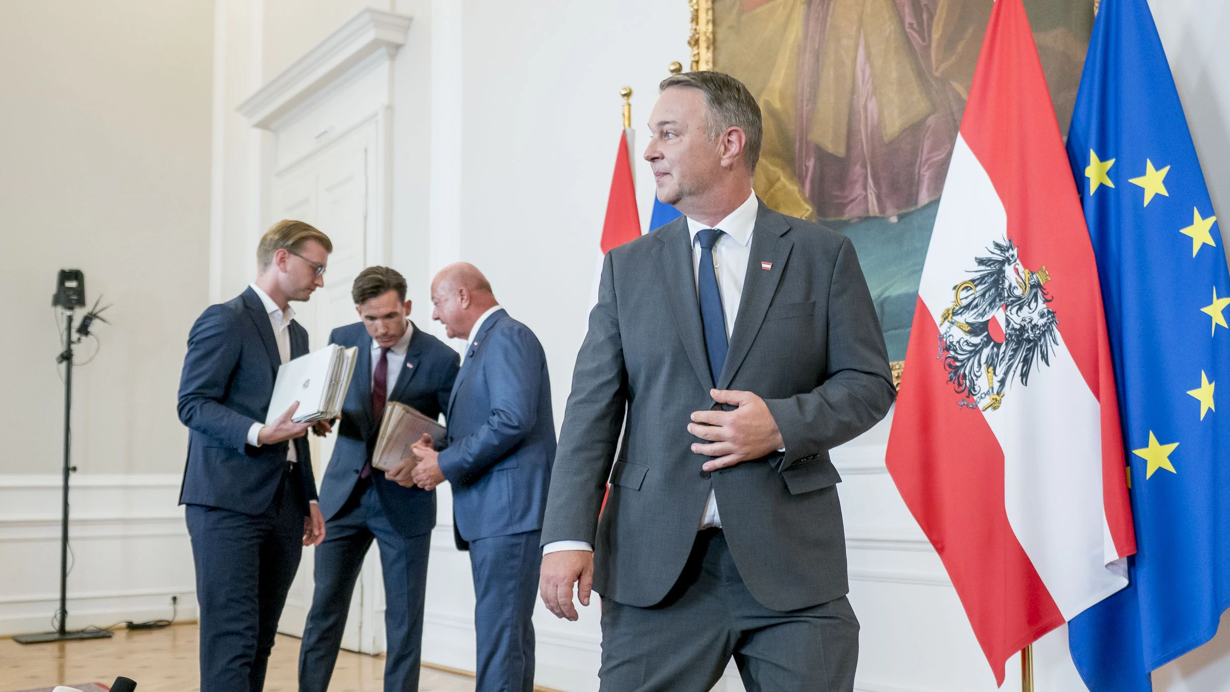 Sagt Andreas Babler bald "Baba!" als Vizekanzler oder SPÖ-Chef? Innerhalb der Sozialdemokratie wird der Druck auf ihn immer größer.