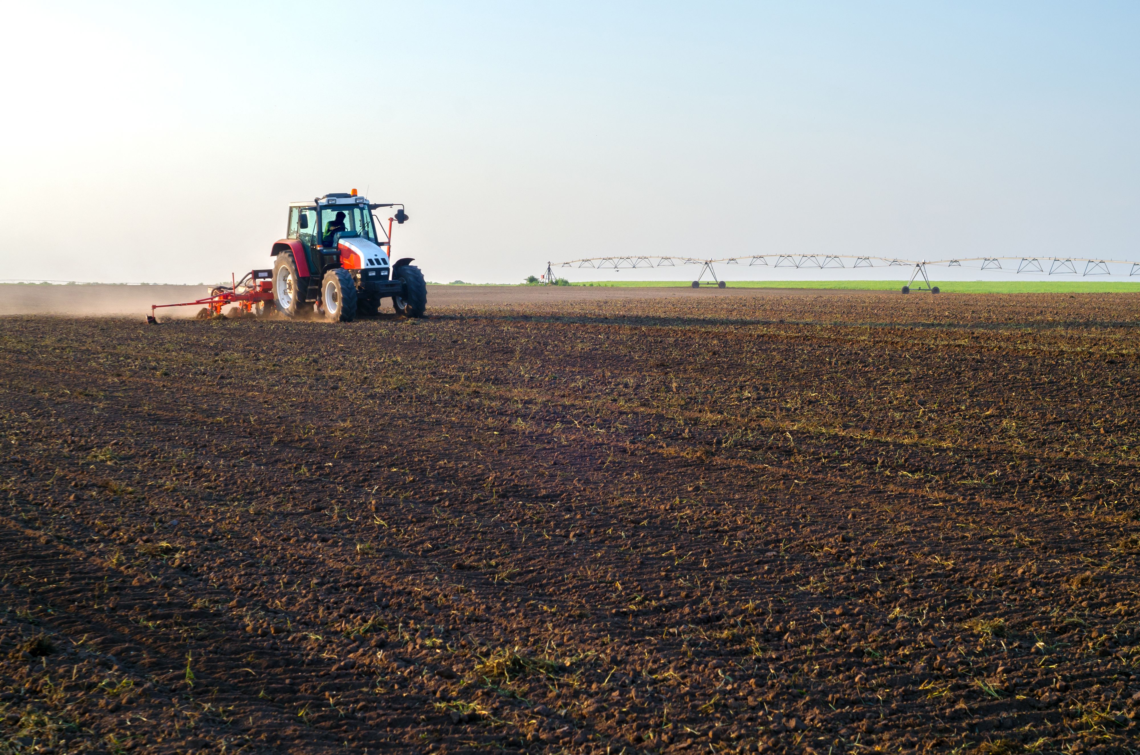 Der Mann wurde leblos unter seinem Traktor entdeckt. Symbolbild. 