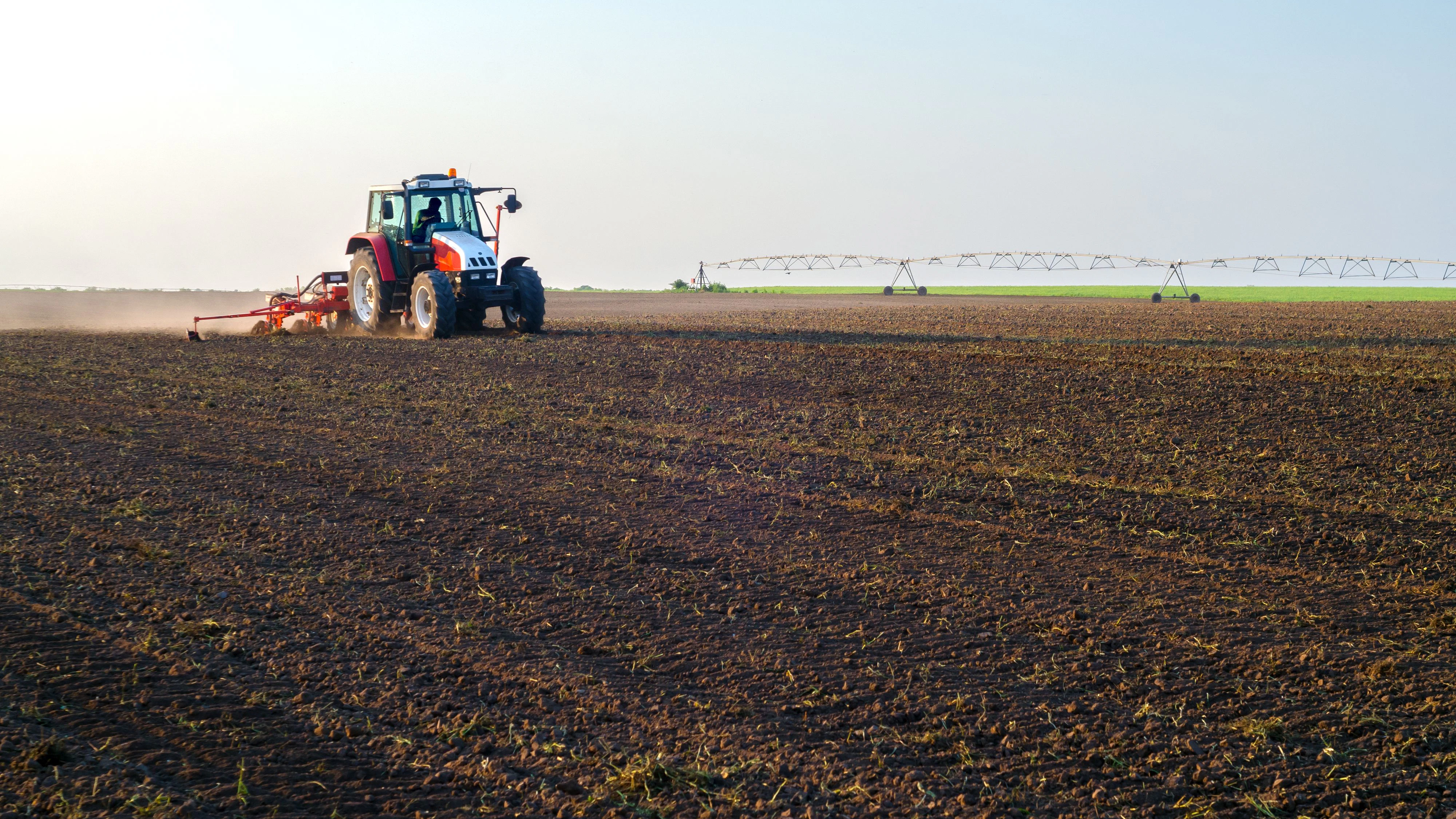 Der Mann wurde leblos unter seinem Traktor entdeckt. Symbolbild. 