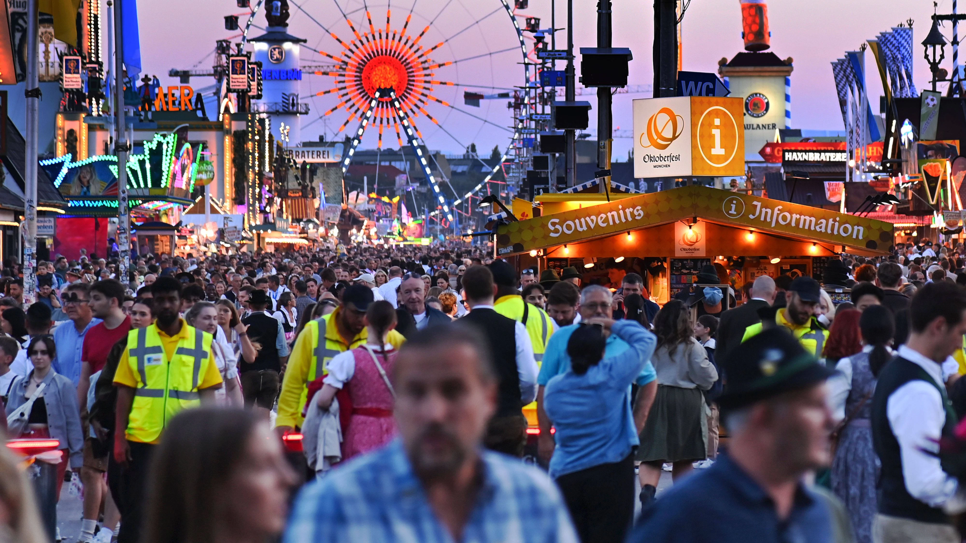 Eingang, Haupteingang zur Theresienwiese, Besucherstroeme,Andrang,Menschenmassen. Riesenrad.Besucher, 191. Oktoberfest vom 19.09.-04.10.2026 auf der Theresienwiese in Muenchen. *** Entrance, main entrance to the Theresienwiese, streams of visitors, crowds, masses of people, Ferris wheel visitors, the 191st Oktoberfest from September 19, 2004, to October 10, 2026, at the Theresienwiese in Munich