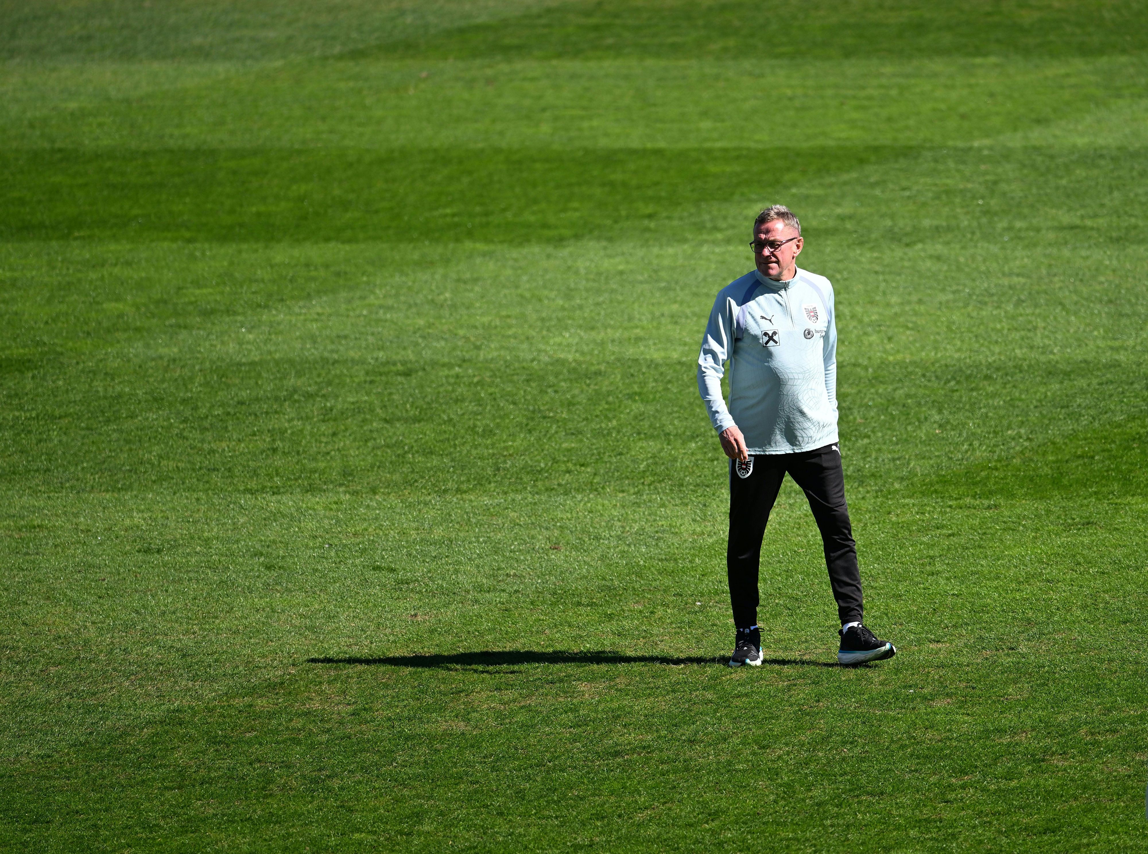 ÖFB-Teamchef Ralf Rangnick nimmt den so holprigen Rasen in Pristina ganz genau unter die Lupe. 