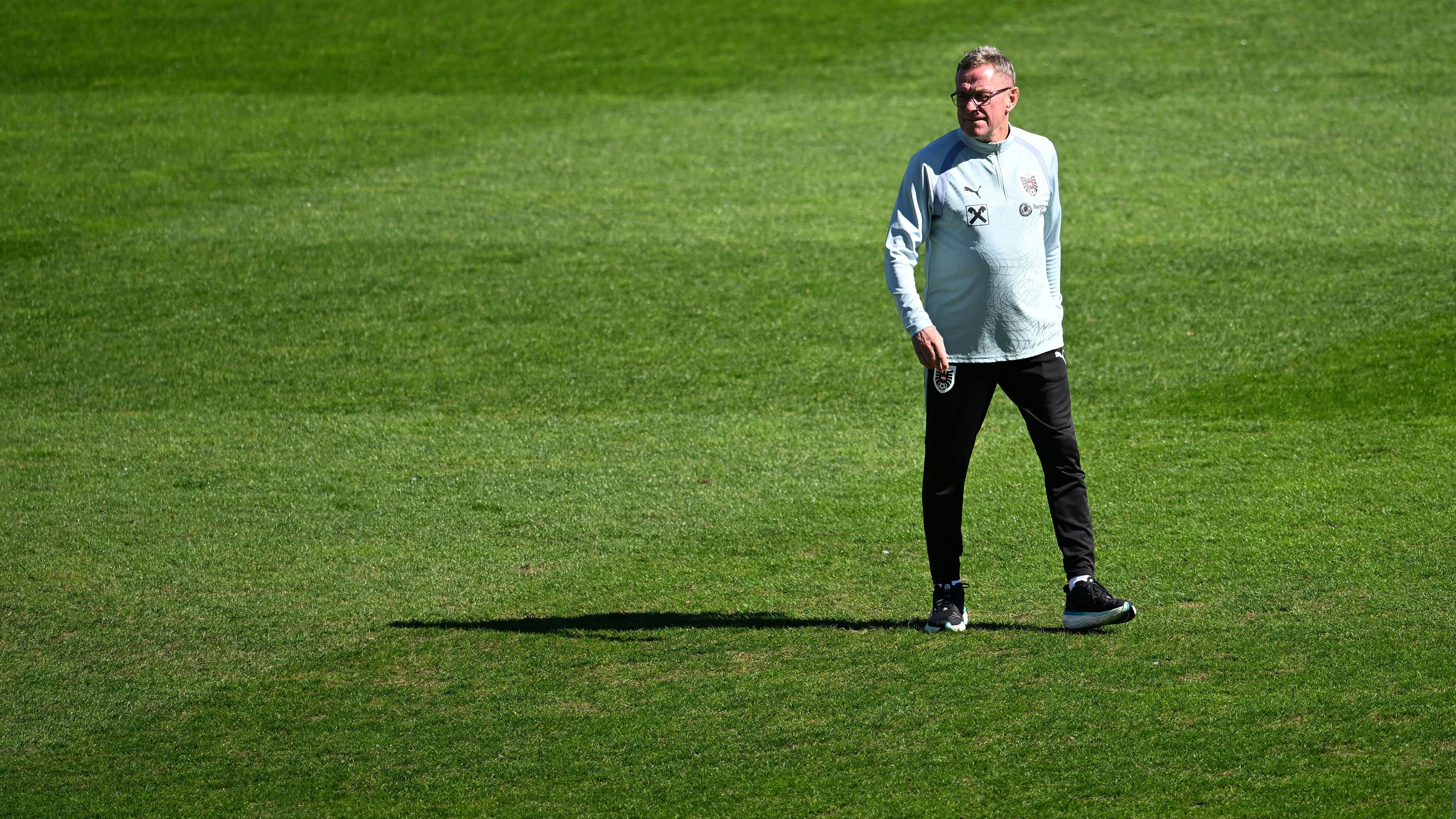 ÖFB-Teamchef Ralf Rangnick nimmt den so holprigen Rasen in Pristina ganz genau unter die Lupe. 