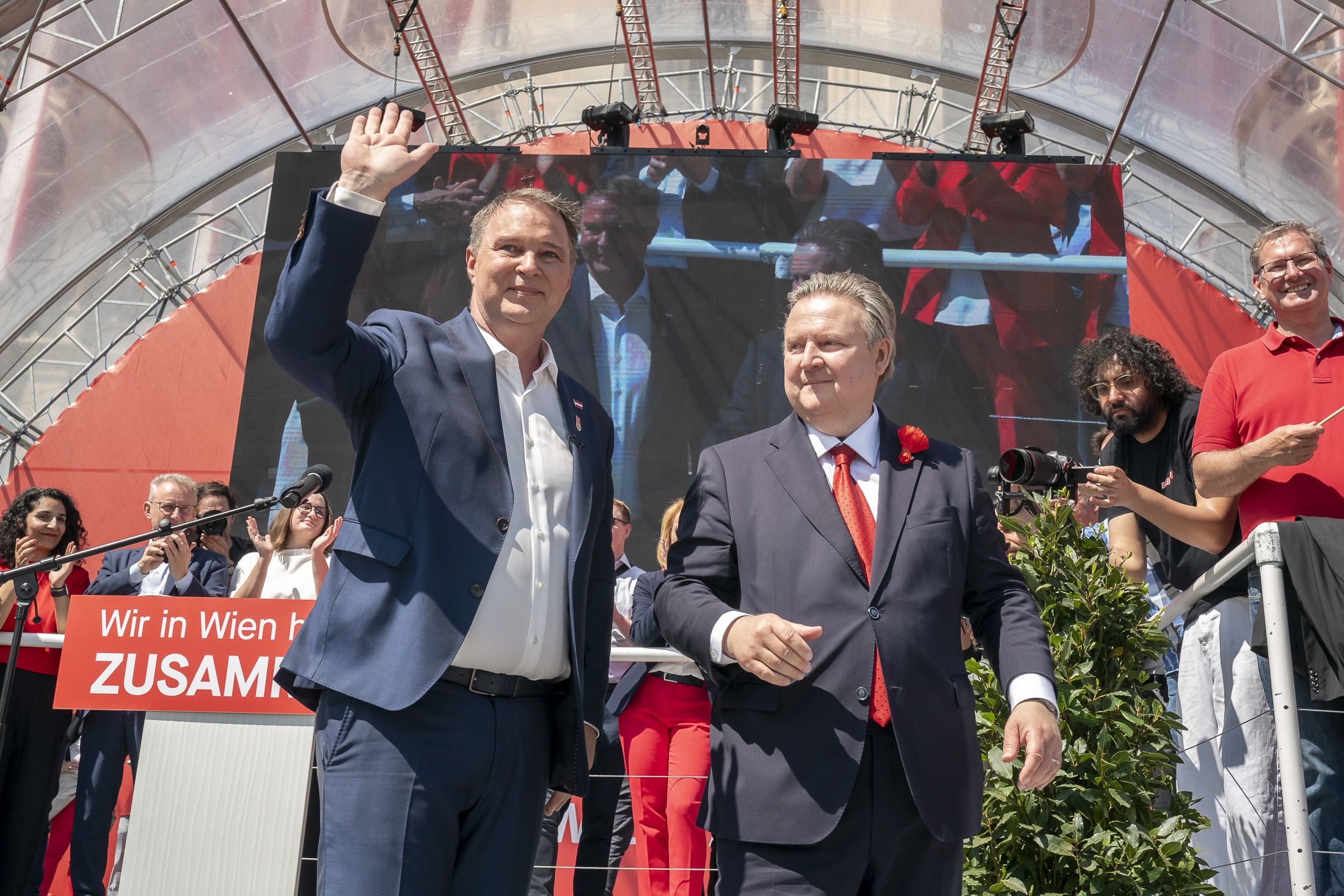 Ein Foto aus ruhigeren Zeiten: Andreas Babler und Michael Ludwig beim SPÖ-Maiaufmarsch 2025.