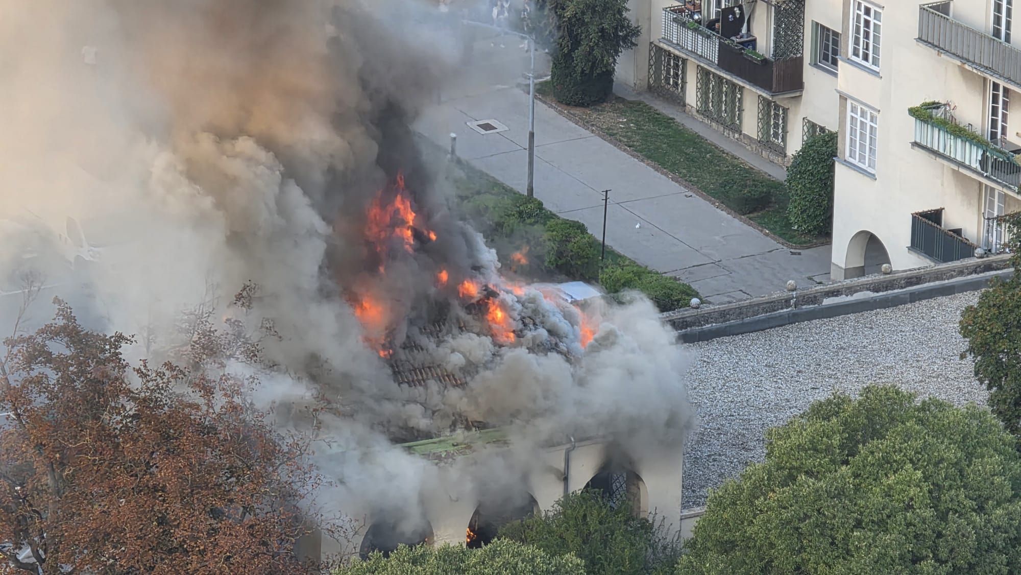 Laut ersten Information ereignete sich der Brand in einem Mehrparteienhaus.