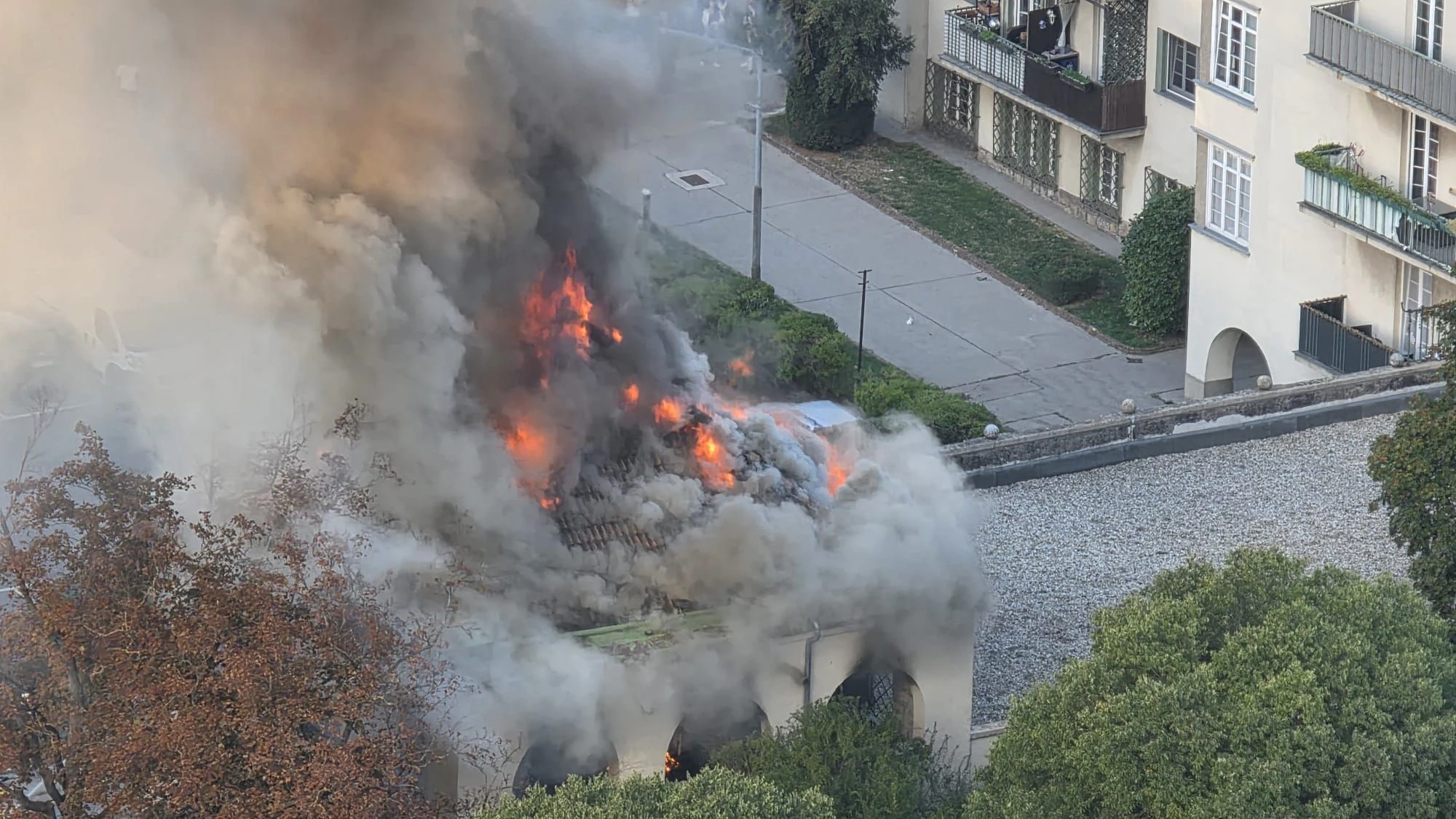 Laut ersten Information ereignete sich der Brand in einem Mehrparteienhaus.