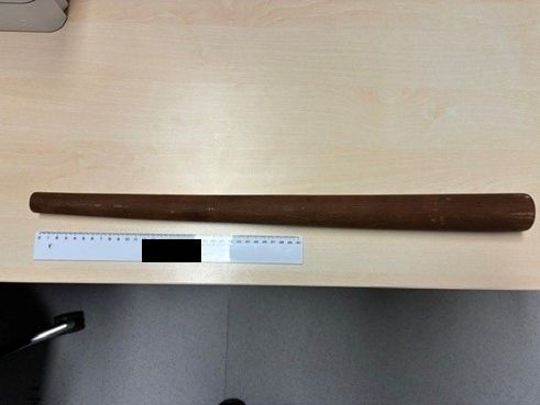 Die Polizei stellte diesen Stock beim Tatverdächtigen sicher. 