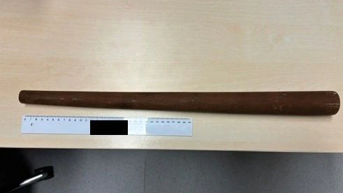Die Polizei stellte diesen Stock beim Tatverdächtigen sicher. 