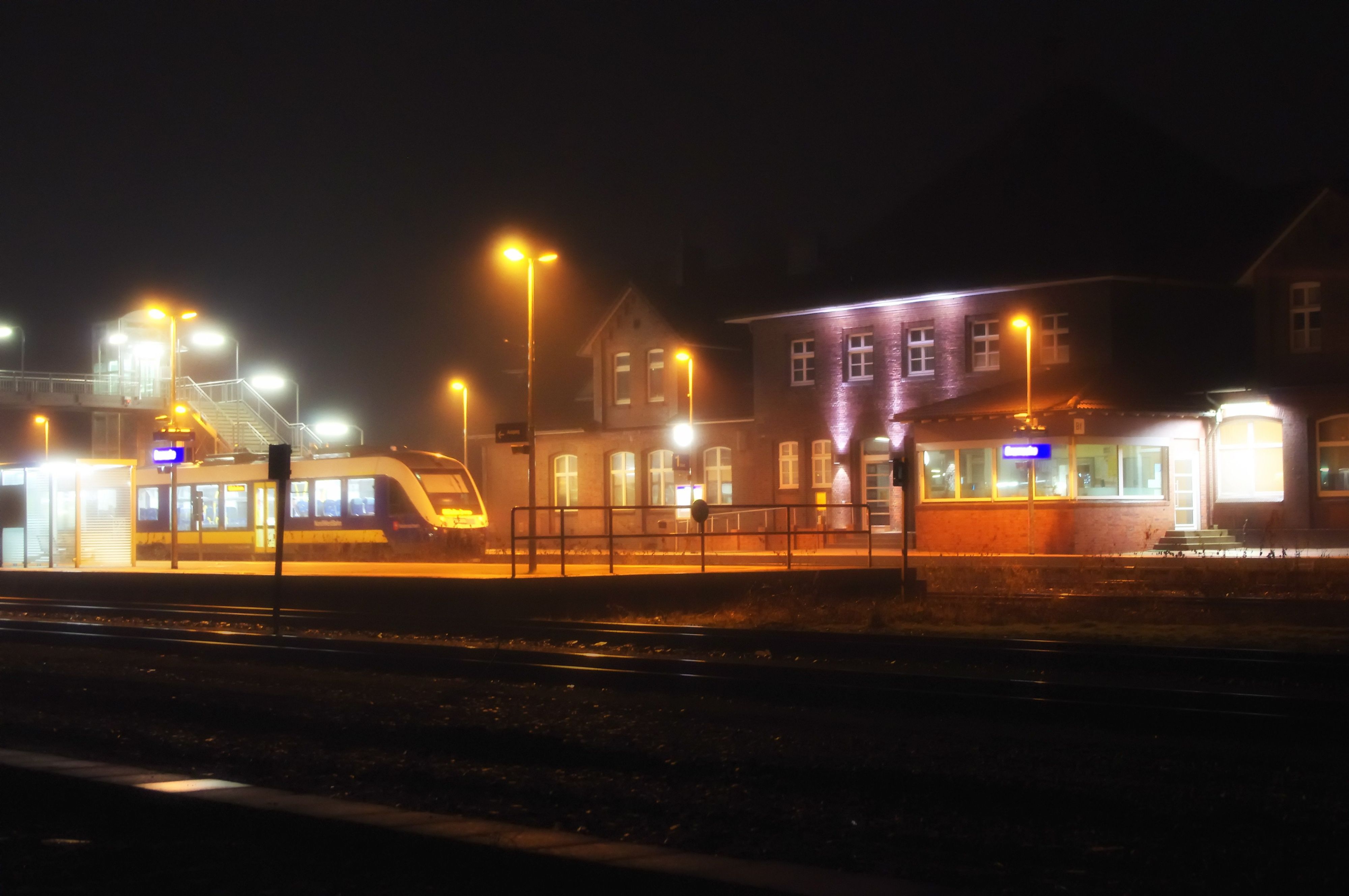 DEutschlands Bahnsteige bekommen jetzt eine neue, insektenfreundliche Beleuchtung (Symbolbild).
