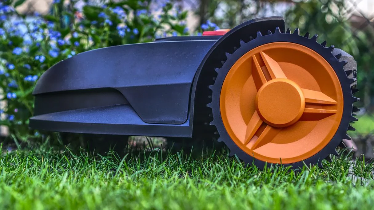 Intelligenter Rasenmäher-Roboter auf grüner Rasenfläche