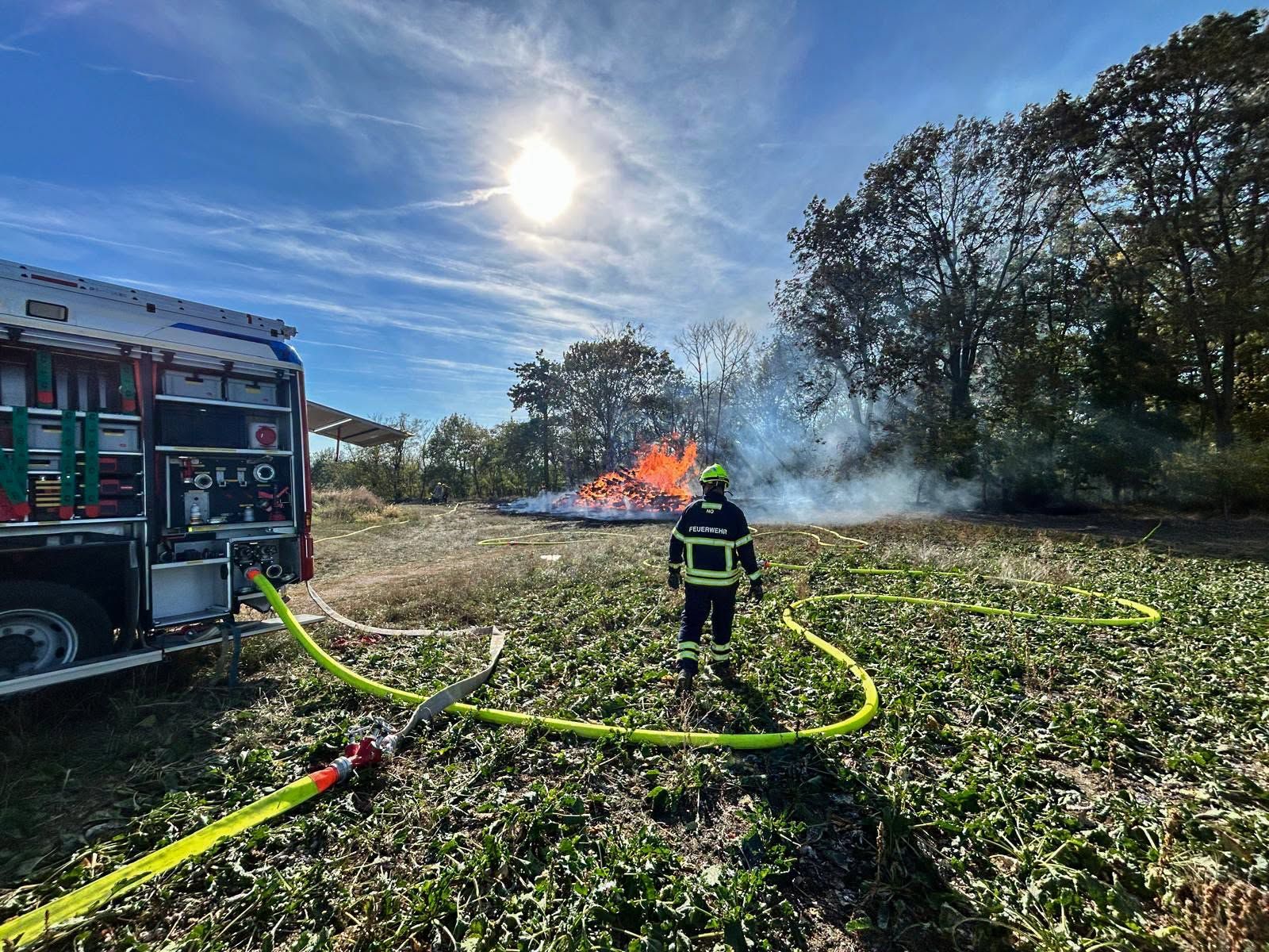 Ein brennender Holzstoß hat am Samstagnachmittag im Raum Zemling einen massiven Feuerwehreinsatz ausgelöst. 