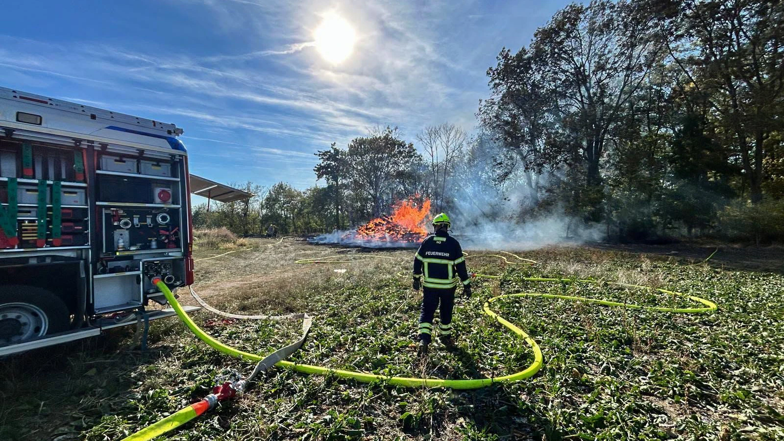 Ein brennender Holzstoß hat am Samstagnachmittag im Raum Zemling einen massiven Feuerwehreinsatz ausgelöst. 