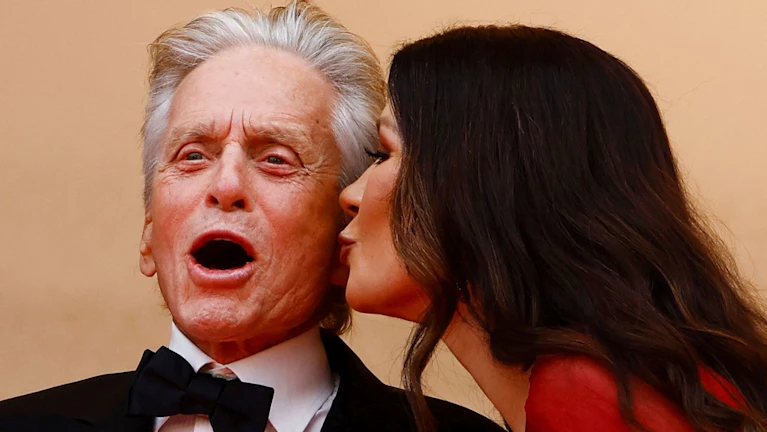 Mit 82 legt der zweifache Oscar-Preisträger Michael Douglas nun seine Autobiografie vor. Darin blickt er zurück auf sechs Jahrzehnte in Hollywood: seine großen Filme, sein Leben zwischen einem berühmten Vater und einem großen Anspruch – und seine zahllosen Affären.