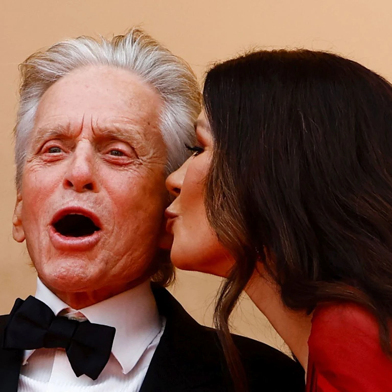 Mit 82 legt der zweifache Oscar-Preisträger Michael Douglas nun seine Autobiografie vor. Darin blickt er zurück auf sechs Jahrzehnte in Hollywood: seine großen Filme, sein Leben zwischen einem berühmten Vater und einem großen Anspruch – und seine zahllosen Affären.