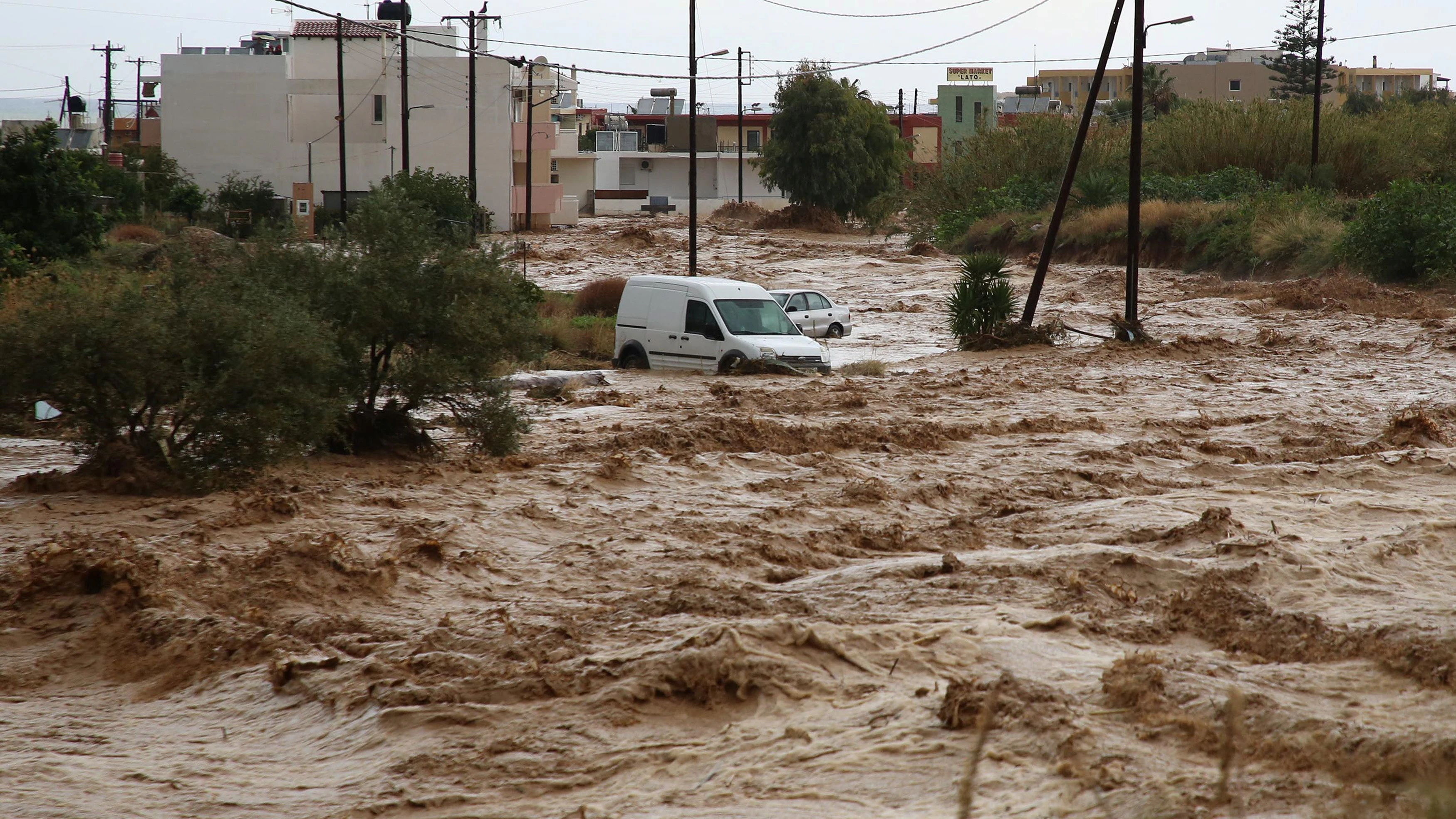 Heftige Regenfälle haben auf der griechischen Urlaubsinsel Kreta massive Überschwemmungen verursacht. Ein Hirte kam ums Leben, Touristen wurden evakuiert.