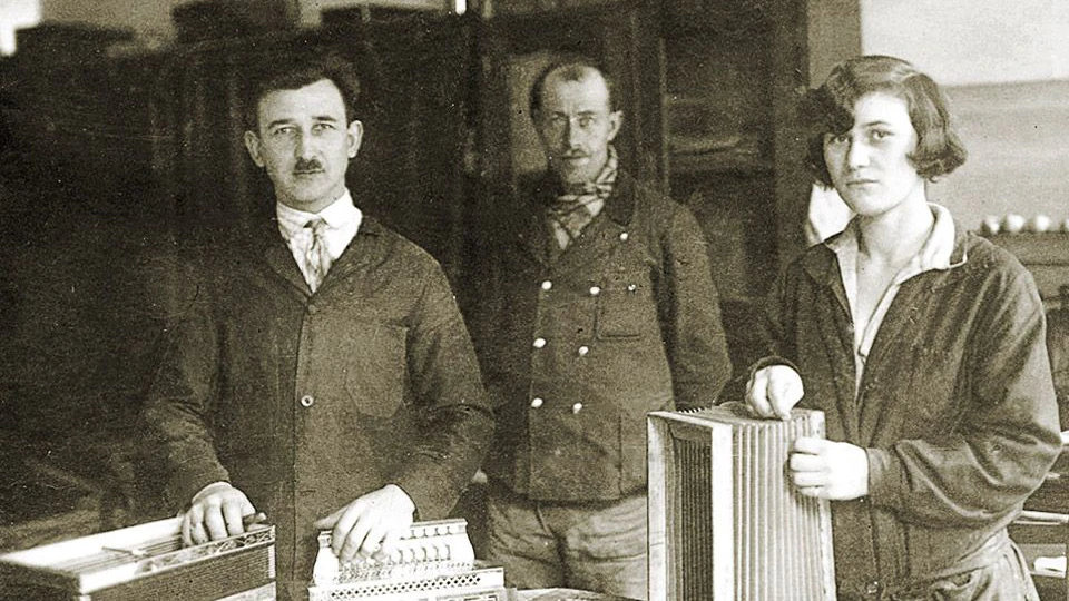 Anton Strasser gründet 1926 die Strasser Harmonikaerzeugung. Standort ist eine aufgelassene Garage in der Wassergasse in Graz.