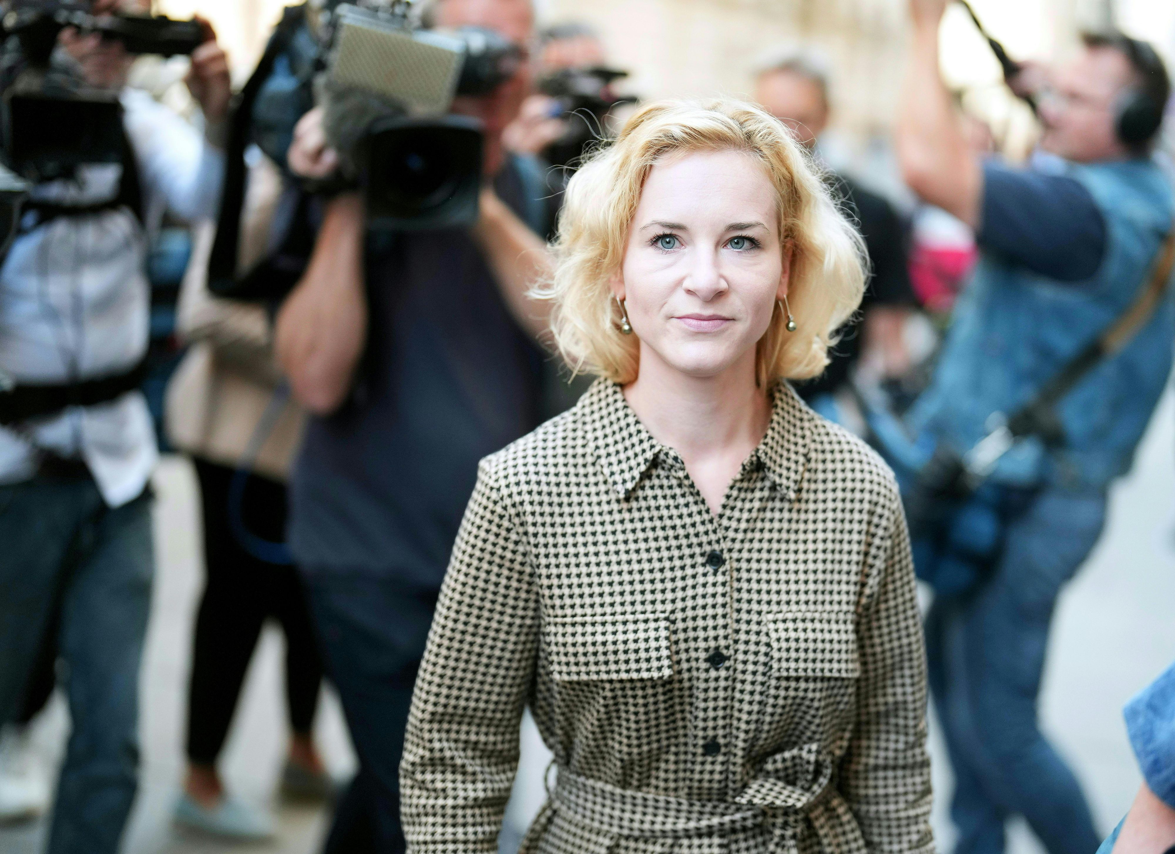 Frauen- und Wissenschaftsminsterin Eva-Maria Holzleitner – sie ist auch Vorsitzende der SPÖ-Frauen – bei der Ankunft am Ort des Treffens.
