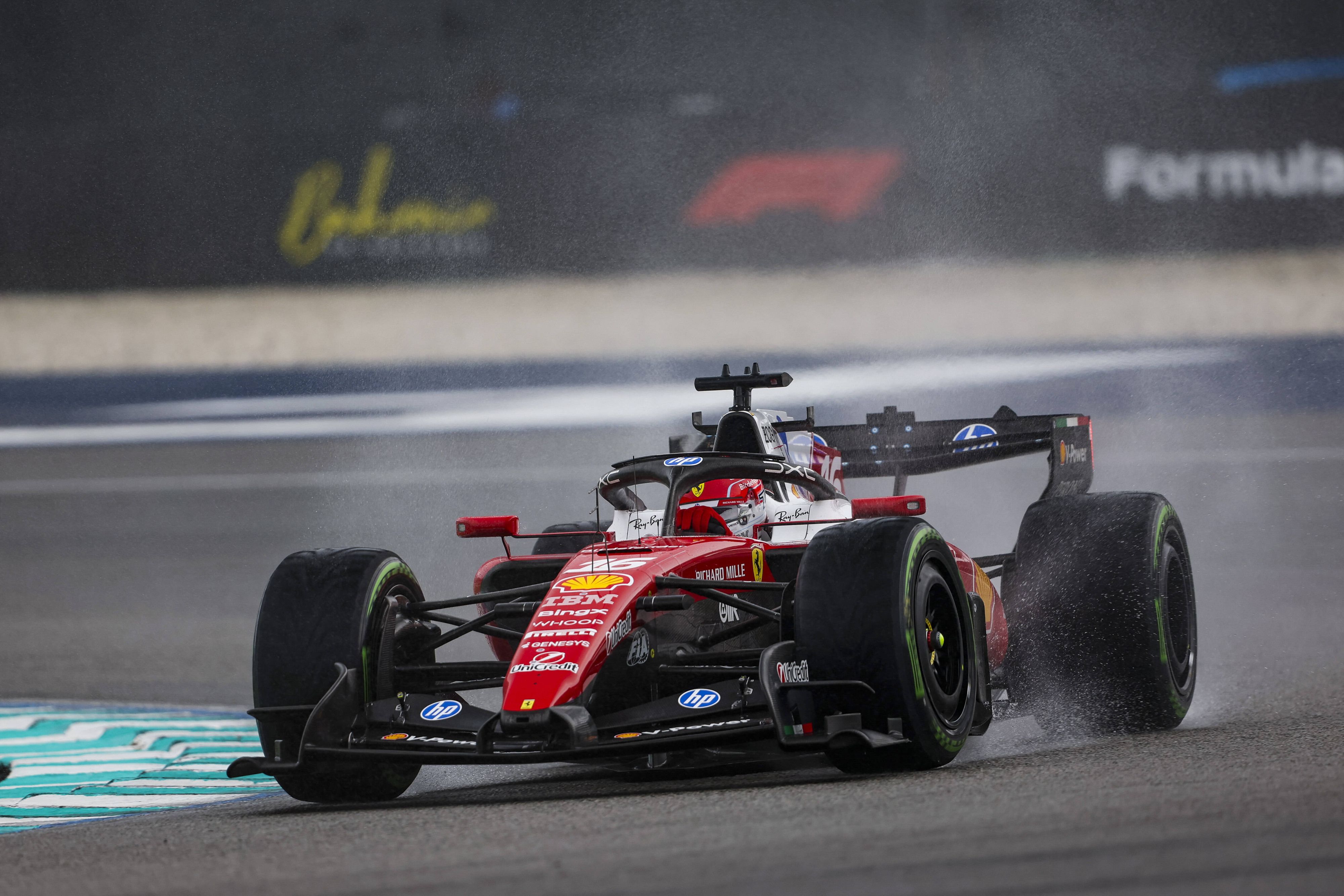 Lewis Hamiltons streikender Bolide sorgte für den Start-Abbruch. 