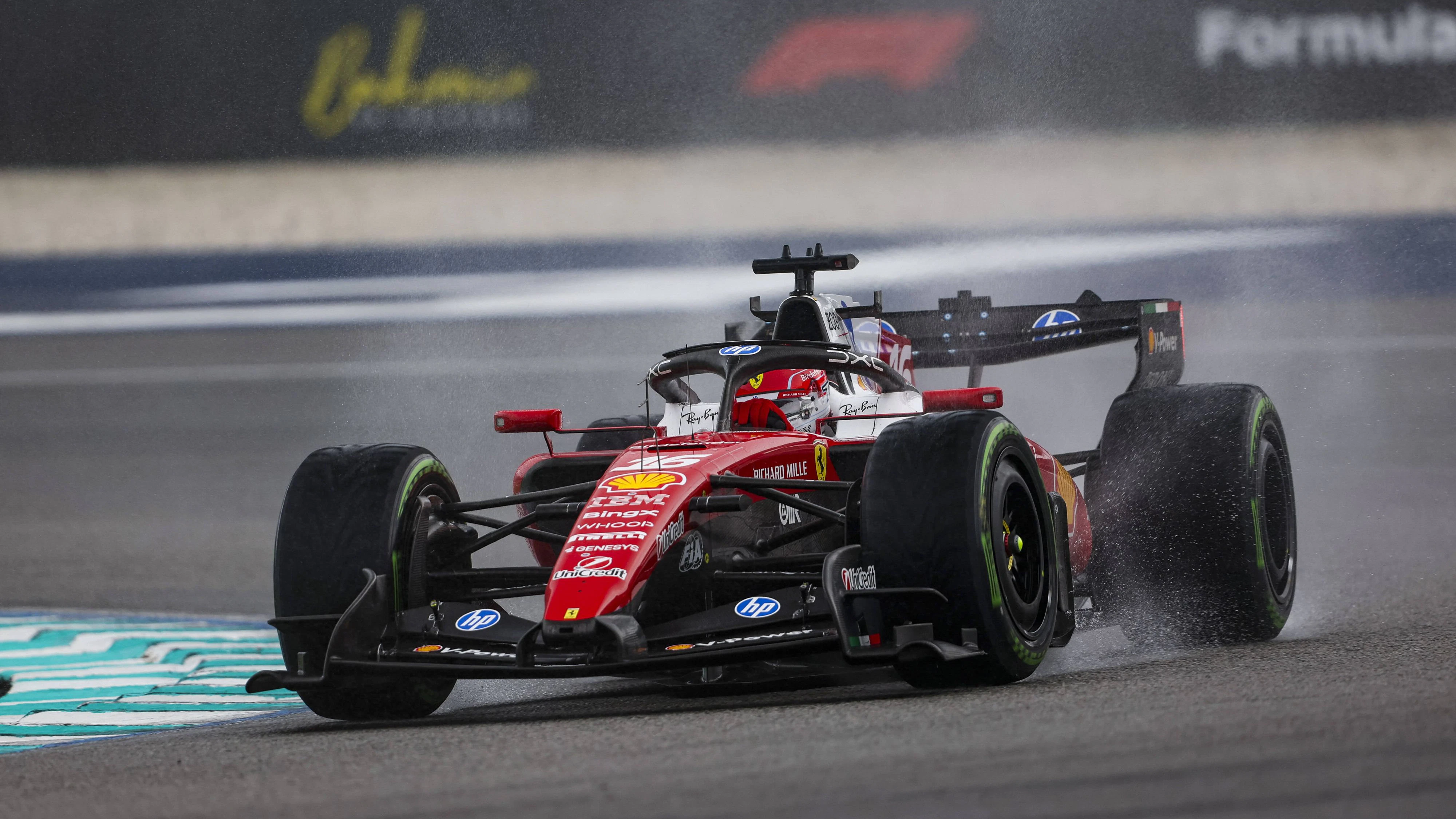 Lewis Hamiltons streikender Bolide sorgte für den Start-Abbruch. 