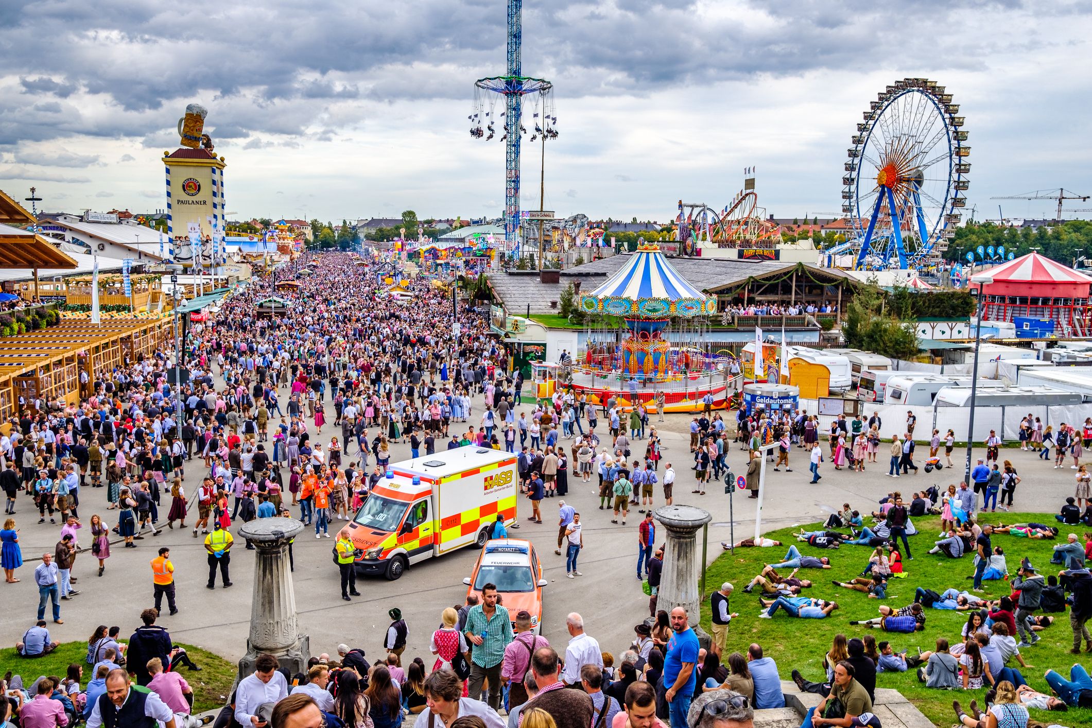 Schwerer Unfall am letzten Wiesn-Tag: Ein 47-jähriger Mitarbeiter verunglückte an einer Schiffschaukel und musste reanimiert werden. (Symbolbild)