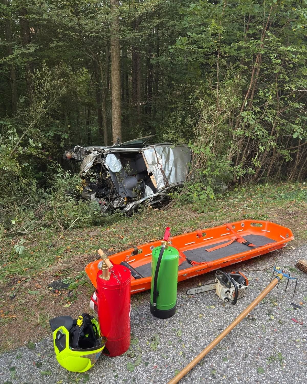 Der 20-jährige Lenker verstarb noch an der Unfallstelle, so die Polizei.