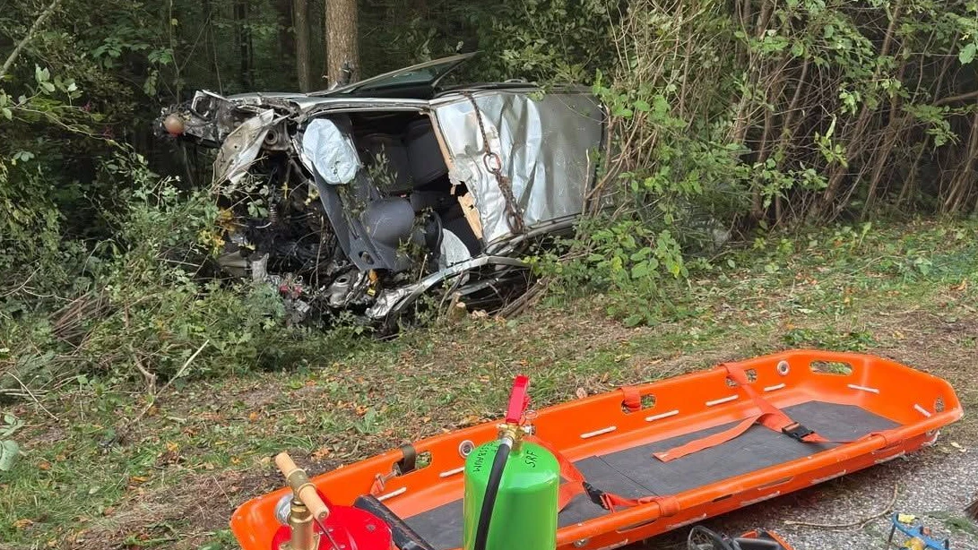 Der 20-jährige Lenker verstarb noch an der Unfallstelle, so die Polizei.