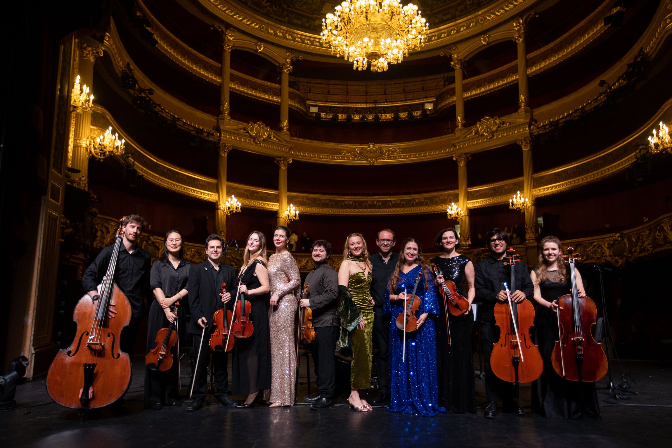 Auf der Bühne steht das international besetzte belgische Ensemble La Chapelle Sauvage unter der Leitung von Karel De Wilde.