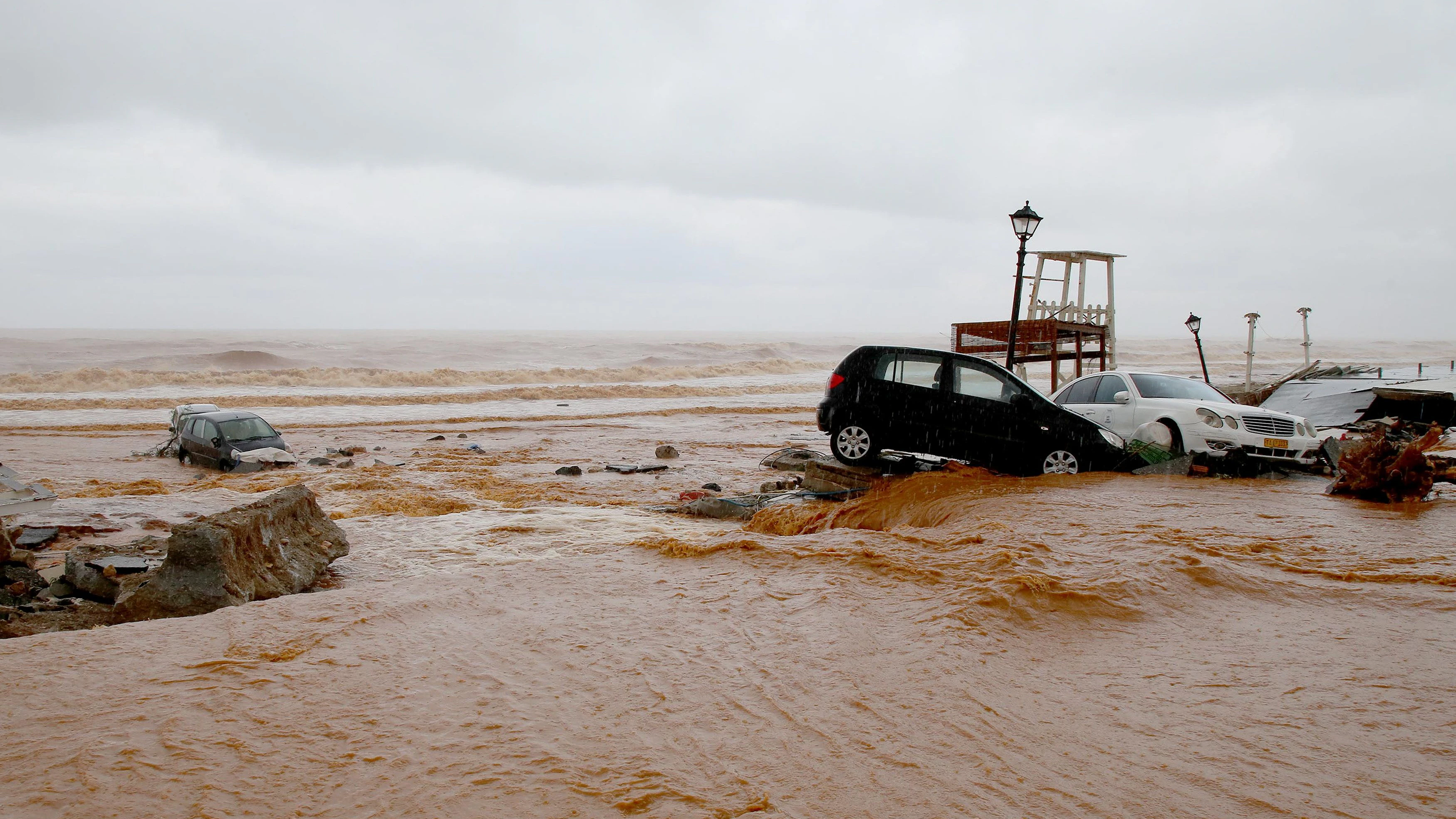 Heute.at - Überschwemmungen auf Kreta - Autos im Meer