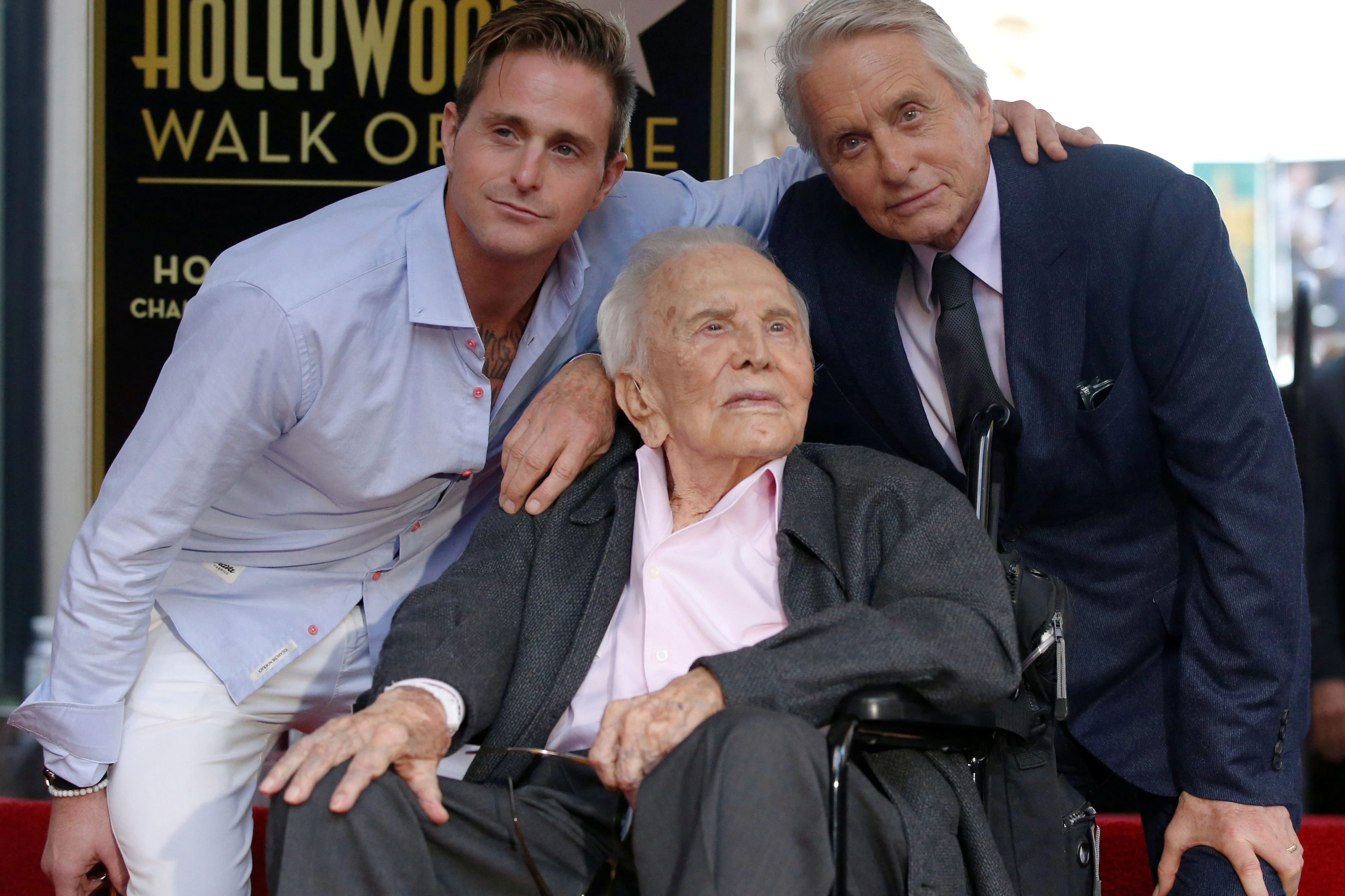 Drei Generationen einer Hollywood-Familie: Kirk Douglas (1916-2020), Michael Douglas und dessen Sohn Cameron im November 2018