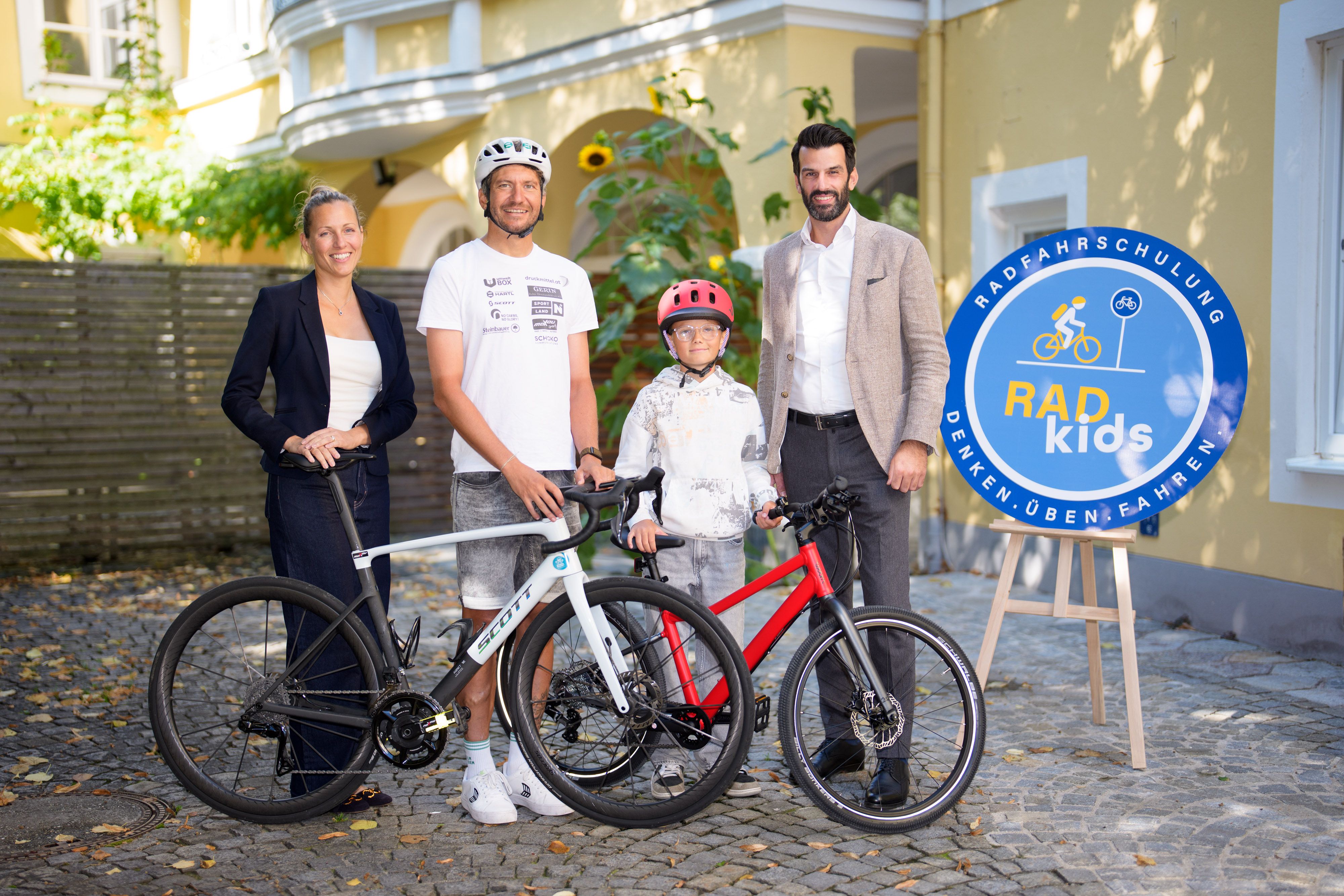  v.r.: LH-Stv. Udo Landbauer (FPÖ), Magnus, Radkids-Markenbotschafter Philipp Kaider und Radland-Geschäftsführerin Susanna Hauptmann