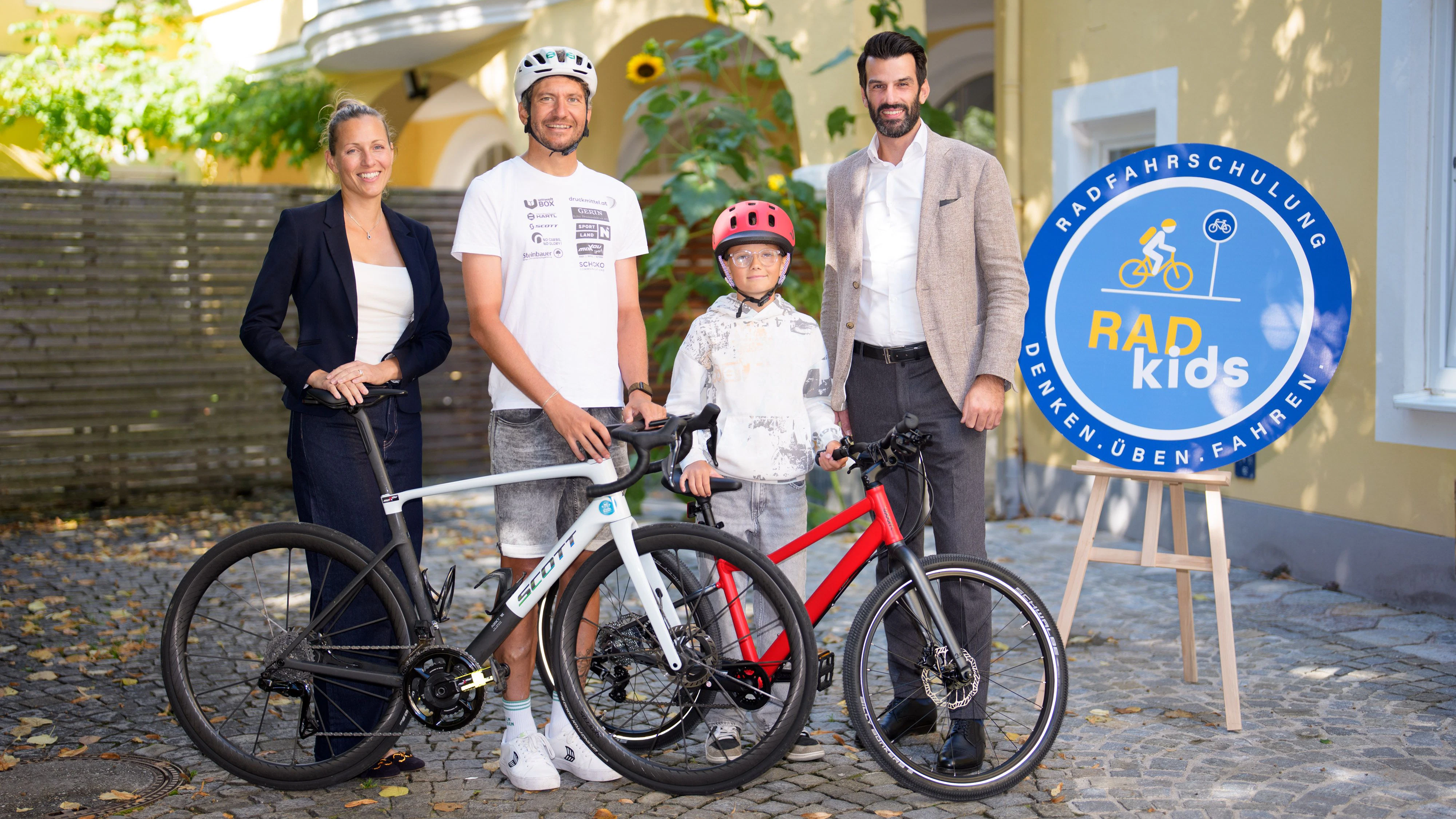  v.r.: LH-Stv. Udo Landbauer (FPÖ), Magnus, Radkids-Markenbotschafter Philipp Kaider und Radland-Geschäftsführerin Susanna Hauptmann