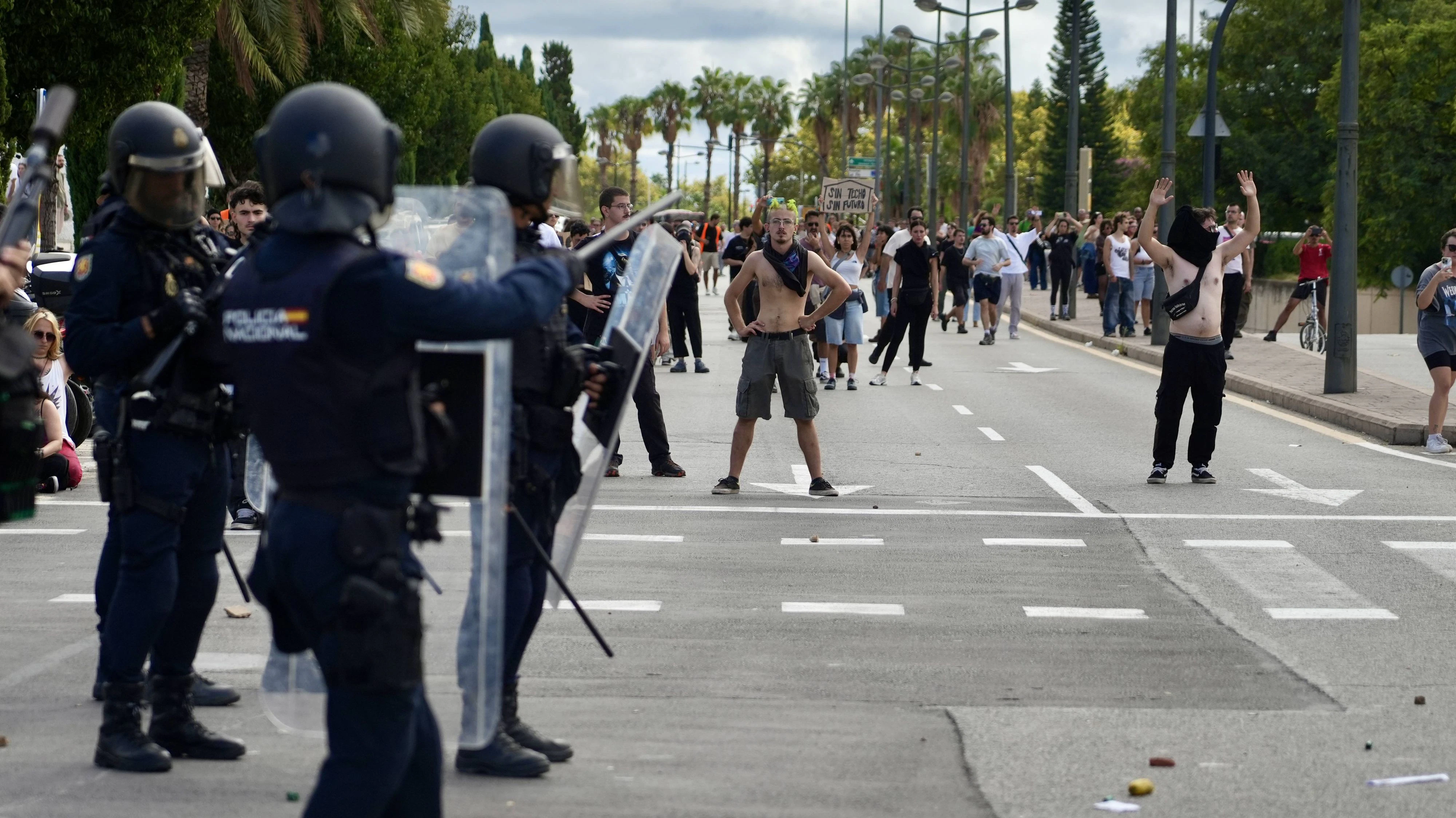 Clashes with Police as a Group of Housing Protesters Breaks Through the Barricade Surrounding Les Arts Protesters and police during the clashes at the end of the demonstration for the right to housing at the Palau de Les Arts on October 3, 2026, in Valencia, Valencian Community, Spain. Protesters demanding the right to housing managed to breach the fencing and security cordon set up around the Palau de Les Artsthe endpoint of the massive protest and the venue for a real estate investment forum taking place this Saturday and a group of them managed to gain access to the area surrounding the building, while police intervened with charges, tear gas, and rubber bullets to prevent further entry. OCTOBER 3, 2026, Valencia, Valencian Community, PUBLICATIONxNOTxINxESP Copyright: xEduardoxManzanax 7817798