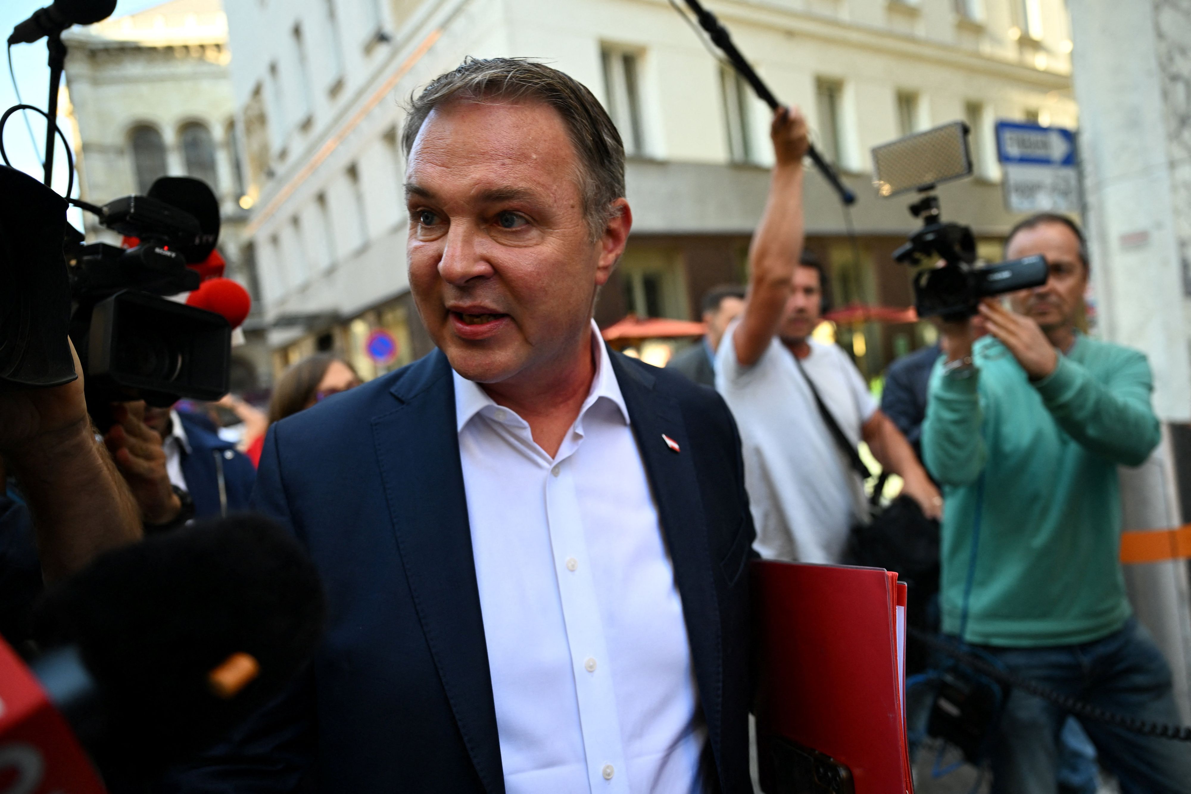 Die SPÖ baut ihre Führung um. Babler zieht sich schrittweise zurück, doch wer langfristig die Partei führen soll, bleibt offen.