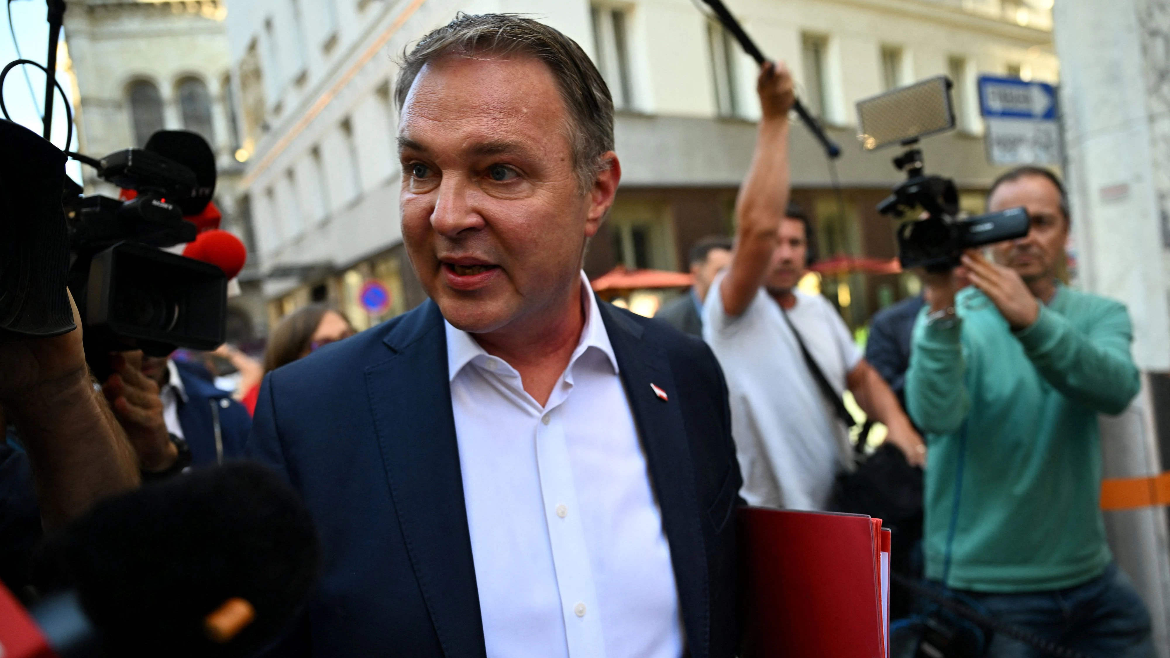 Die SPÖ baut ihre Führung um. Babler zieht sich schrittweise zurück, doch wer langfristig die Partei führen soll, bleibt offen.