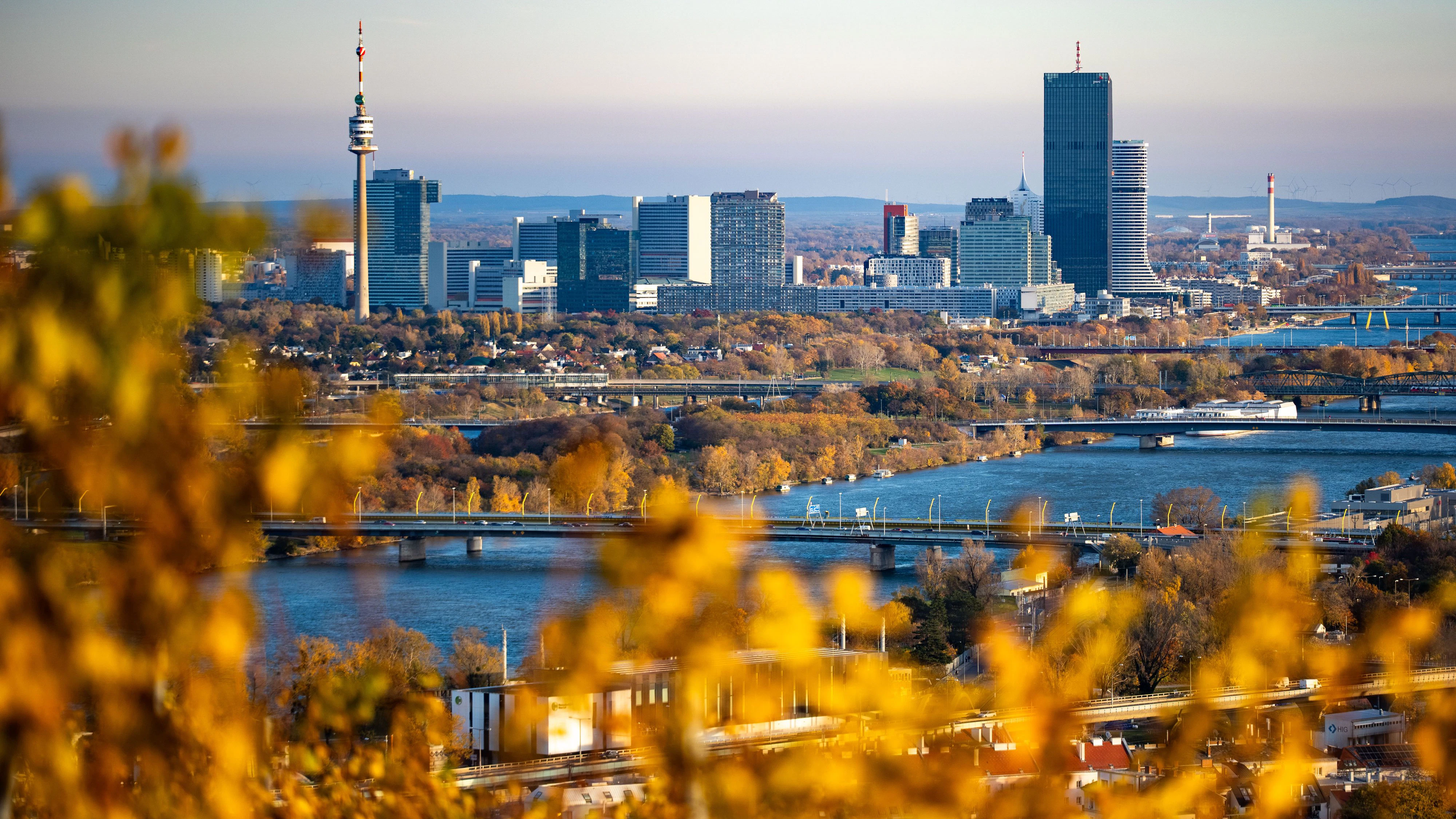 ABD0110_20251106 - WIEN - ÖSTERREICH: : ++ THEMENBILD ++ Illustration zu den Themen Wien / Tourismus / Herbst / Wetter / Donauturm / Donauplatte / Donau / Donau City. Im Bild: Blick auf die Donauplatte mit dem Donauturm in Wien am Mittwoch, 05. November 2025. - FOTO: APA/GEORG HOCHMUTH
