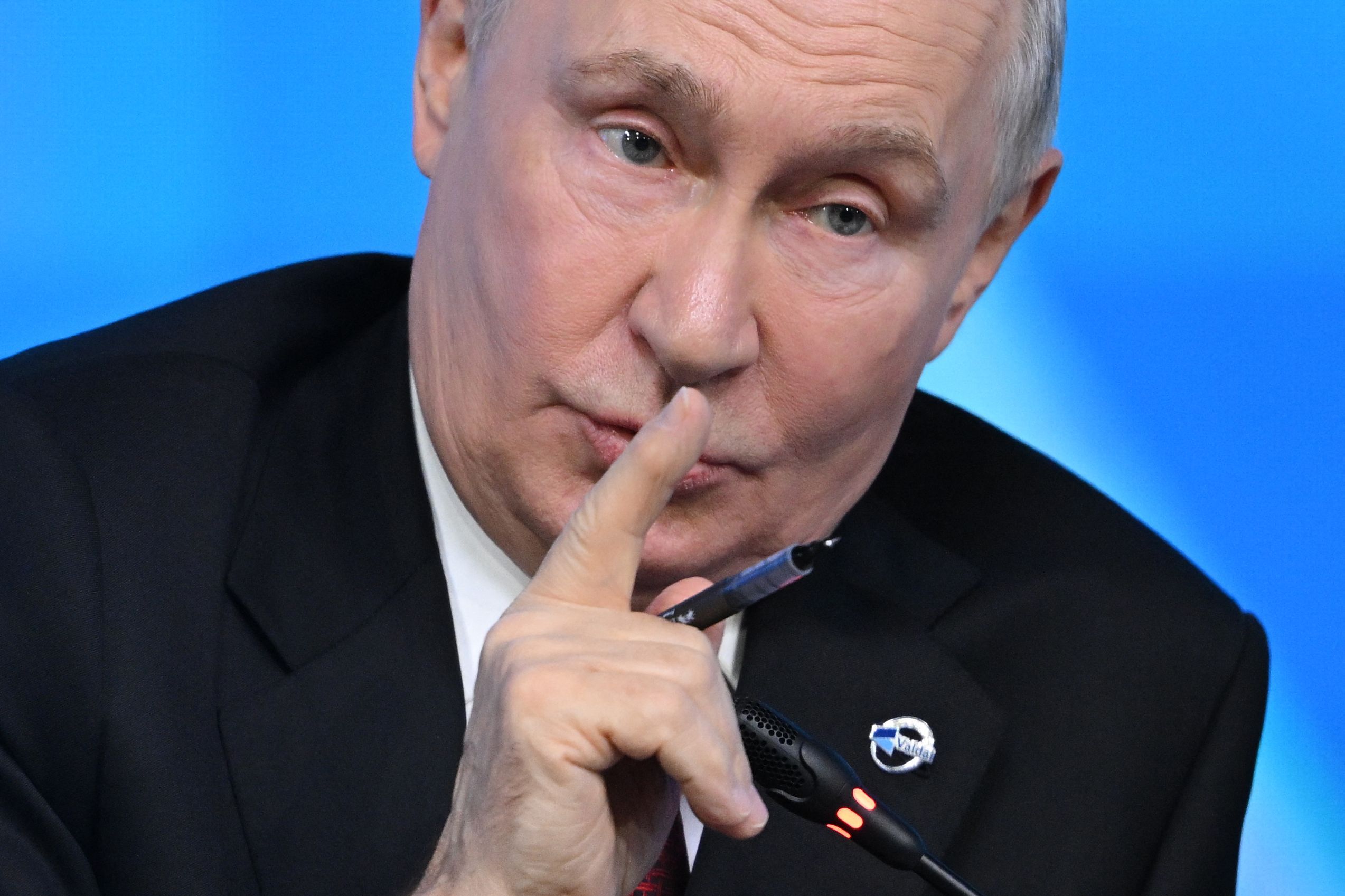 Russlands Präsident Wladimir Putin gestikuliert während des Treffens des Valdai-Diskussionsclubs in Moskau am 1. Oktober 2026.