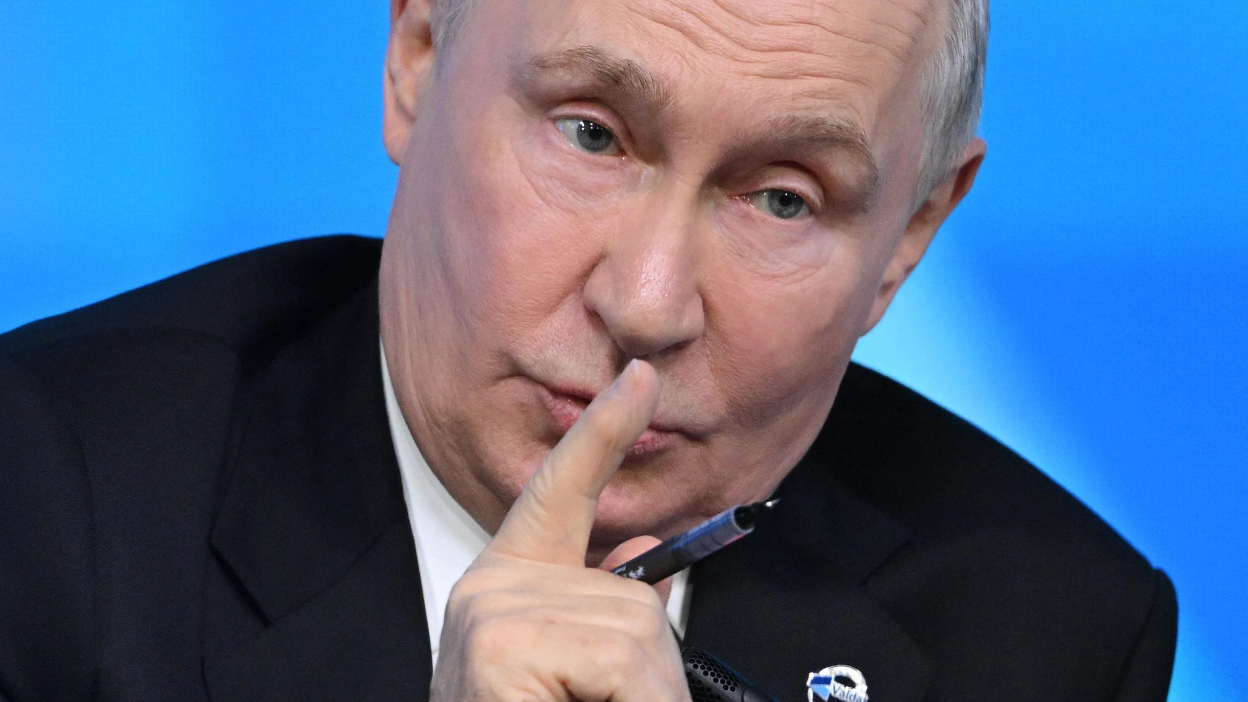 Russlands Präsident Wladimir Putin gestikuliert während des Treffens des Valdai-Diskussionsclubs in Moskau am 1. Oktober 2026.