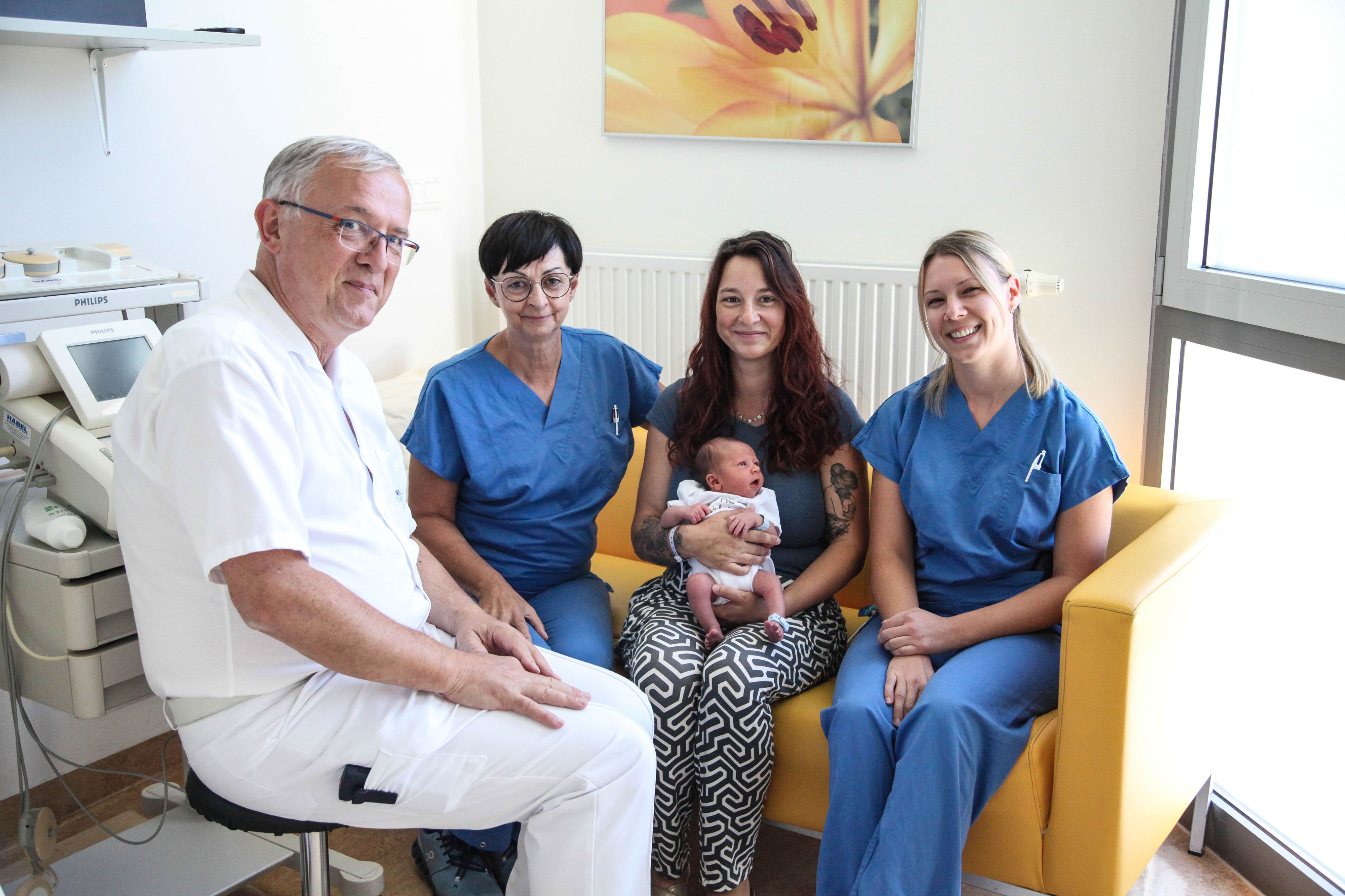 v.l.n.r.: Primar Gerhard Wolfram, Leitende Hebamme Gabriele Dastl, Mutter Jasmin Schneider mit Sohn Tony, Hebamme Christina Habisohn