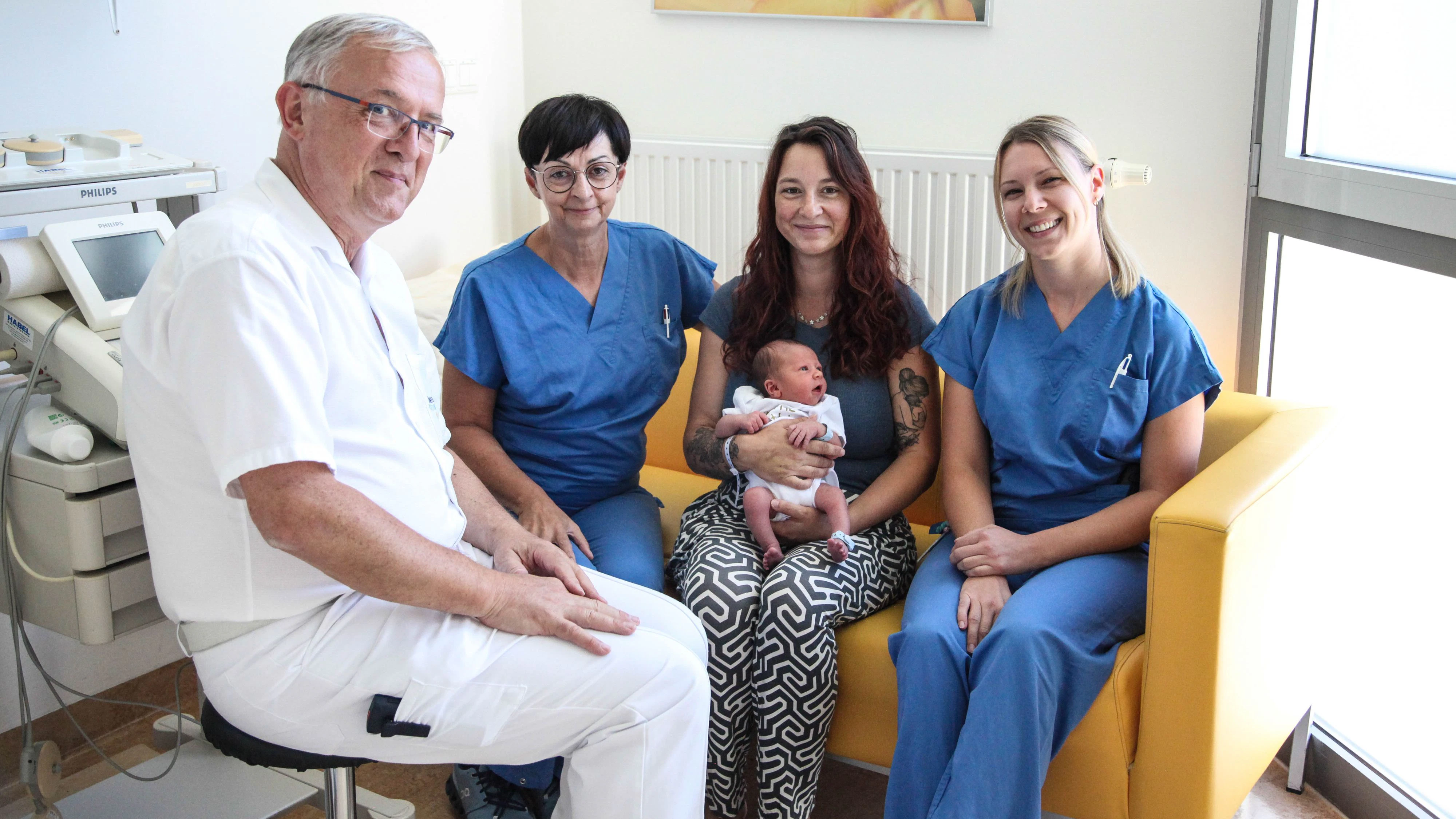 v.l.n.r.: Primar Gerhard Wolfram, Leitende Hebamme Gabriele Dastl, Mutter Jasmin Schneider mit Sohn Tony, Hebamme Christina Habisohn