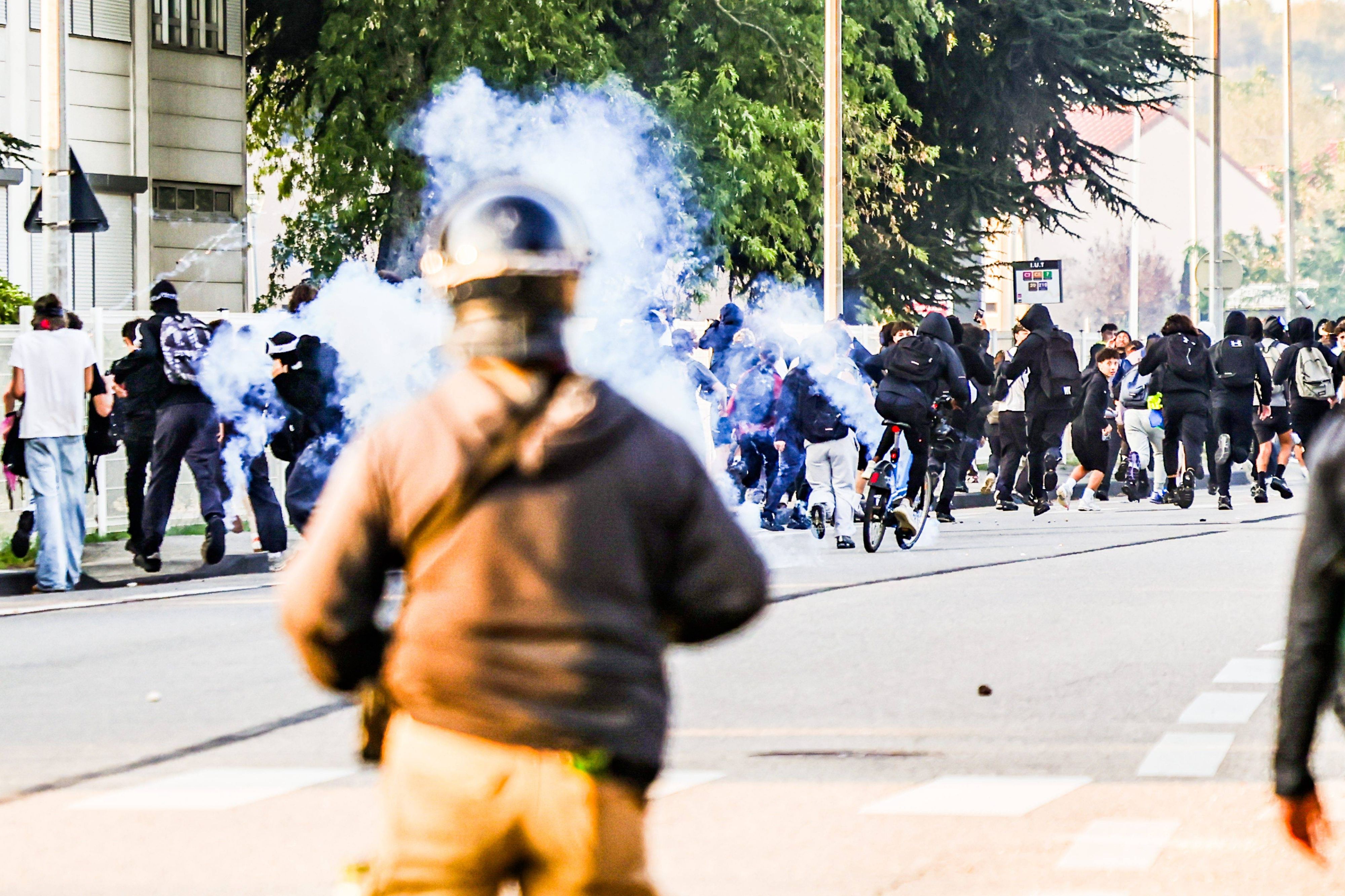 In Frankreich toben Schülerproteste.