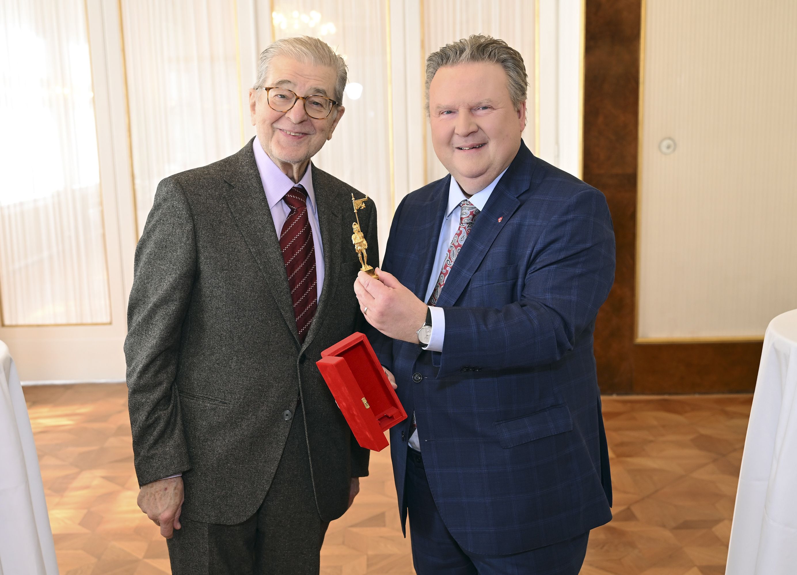 Bürgermeister Ludwig ehrte Erwin Steinhauer mit dem Goldenen Rathausmann