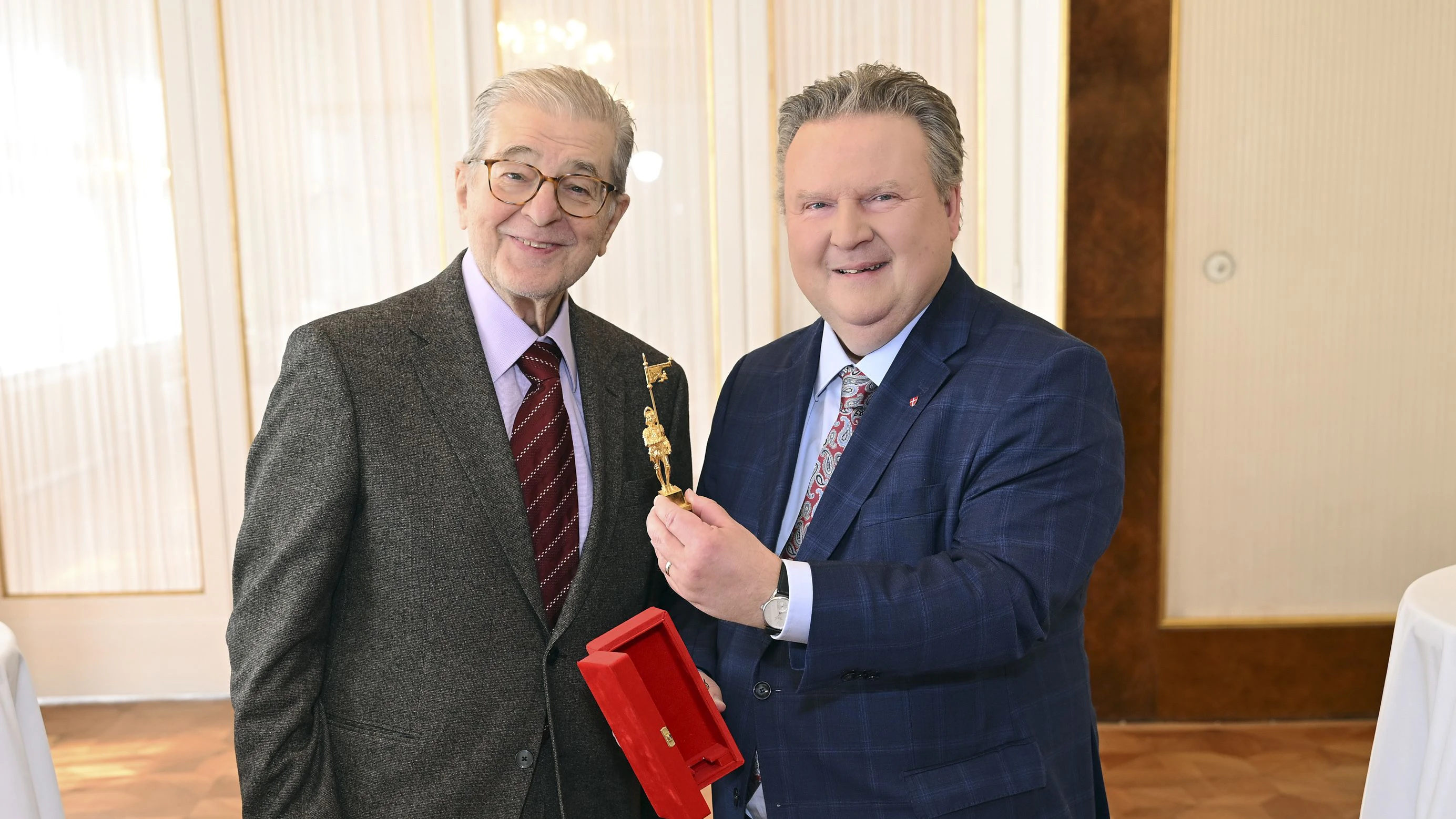 Bürgermeister Ludwig ehrte Erwin Steinhauer mit dem Goldenen Rathausmann
