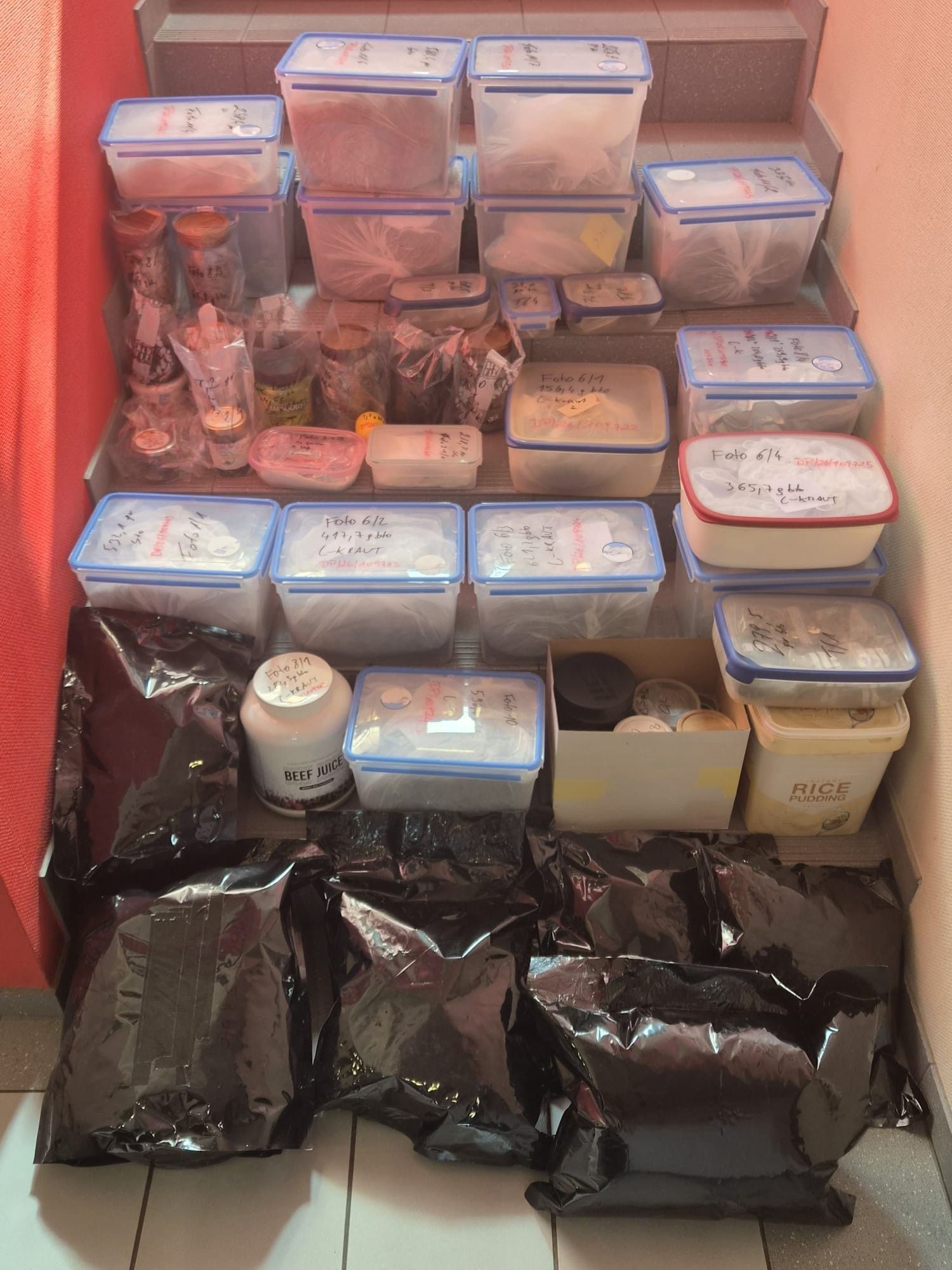 Bei der Hausdurchsuchung wurden rund 16 Kilo Gramm Marihuana, 0,57 Kilo Kokain, Bargeld sowie mehrere Mobiltelefone und Datenträger sicherstellen.
