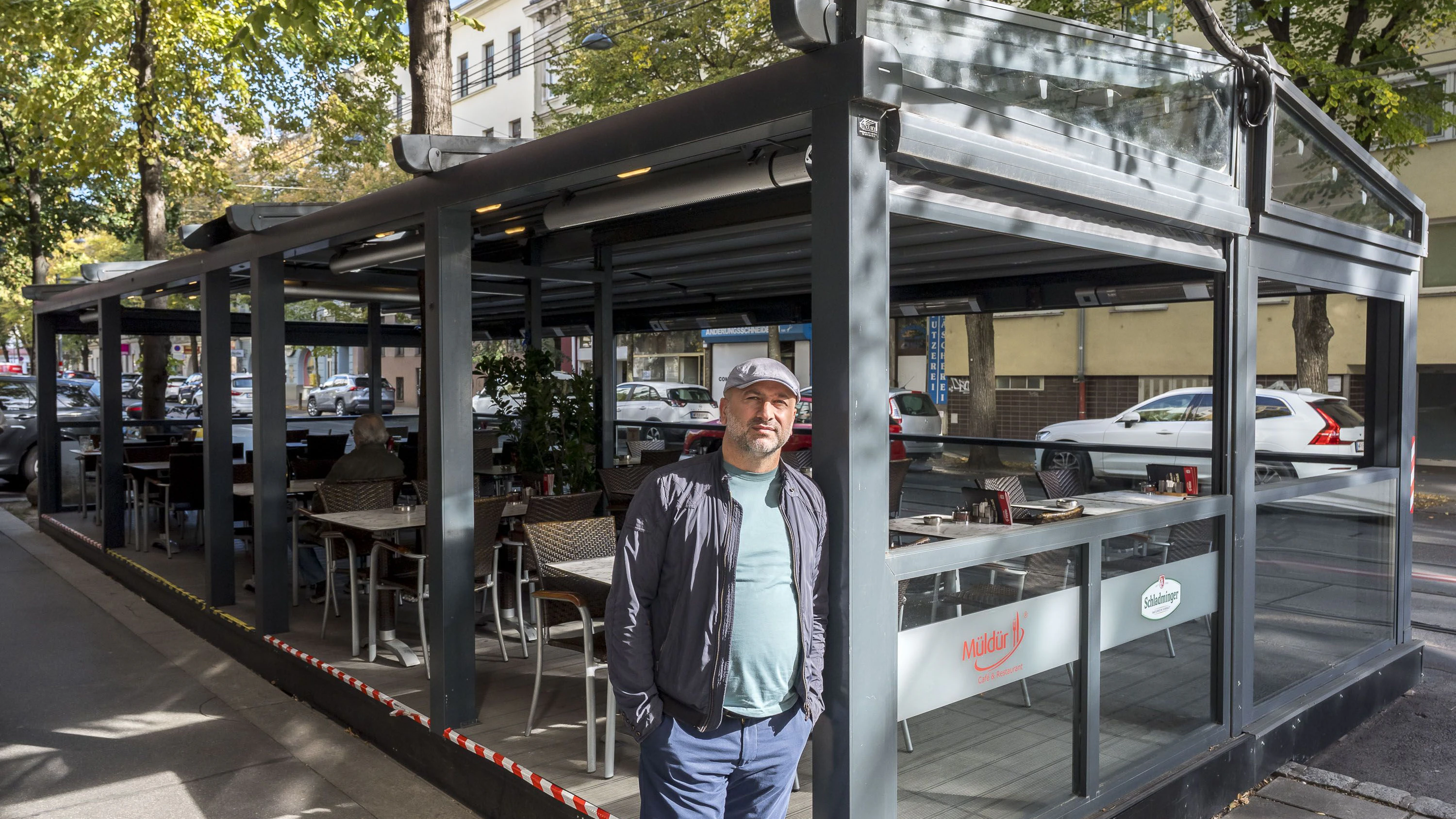 Murat Müldür bei seinem überdachten Schanigarten in der Hütteldorfer Straße 130c, er soll alles wieder abreißen, weil er keine Genehmigung für den Bau erhalten hat, 20261001 Foto: Helmut Graf/Tageszeitung Heute