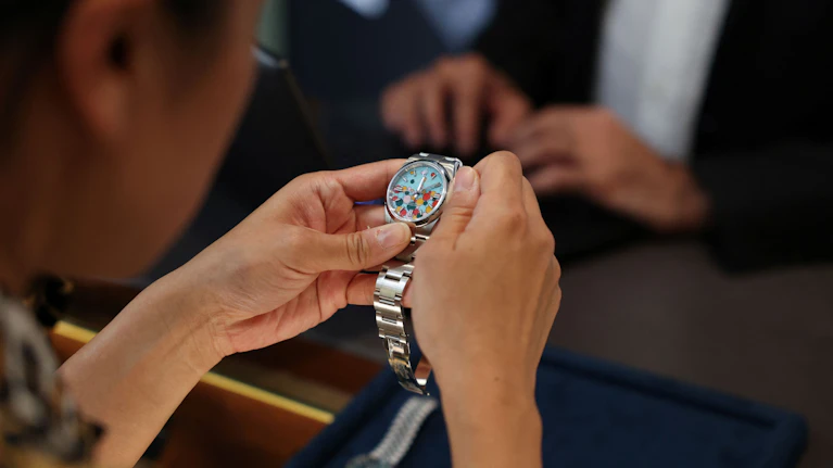 Während für weite Teile der Schweizer Uhrenindustrie die Zeit langsam abläuft, wissen Premium-Hersteller wie Rolex und Patek Philippe kaum, wie sie die Nachfrage nach ihren Produkten befriedigen sollen. Und das, obwohl die Preise der Pretiosen immer weiter steigen.