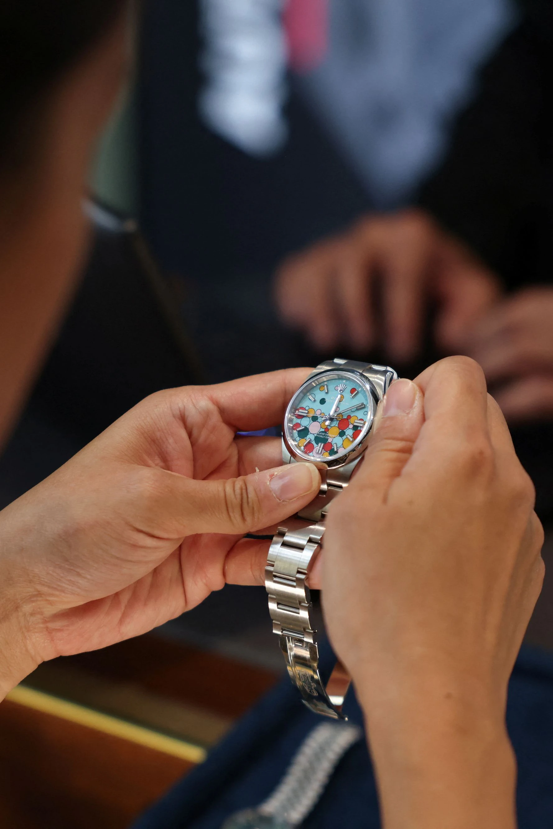 Eine Kundin mit einem gefragten Sondermodell von Rolex mit dem sogenannten "Celebrations"-Zifferblatt. Die Nachfrage nach den Luxusuhren mit der Krone im Logo ist weltweit gewaltig