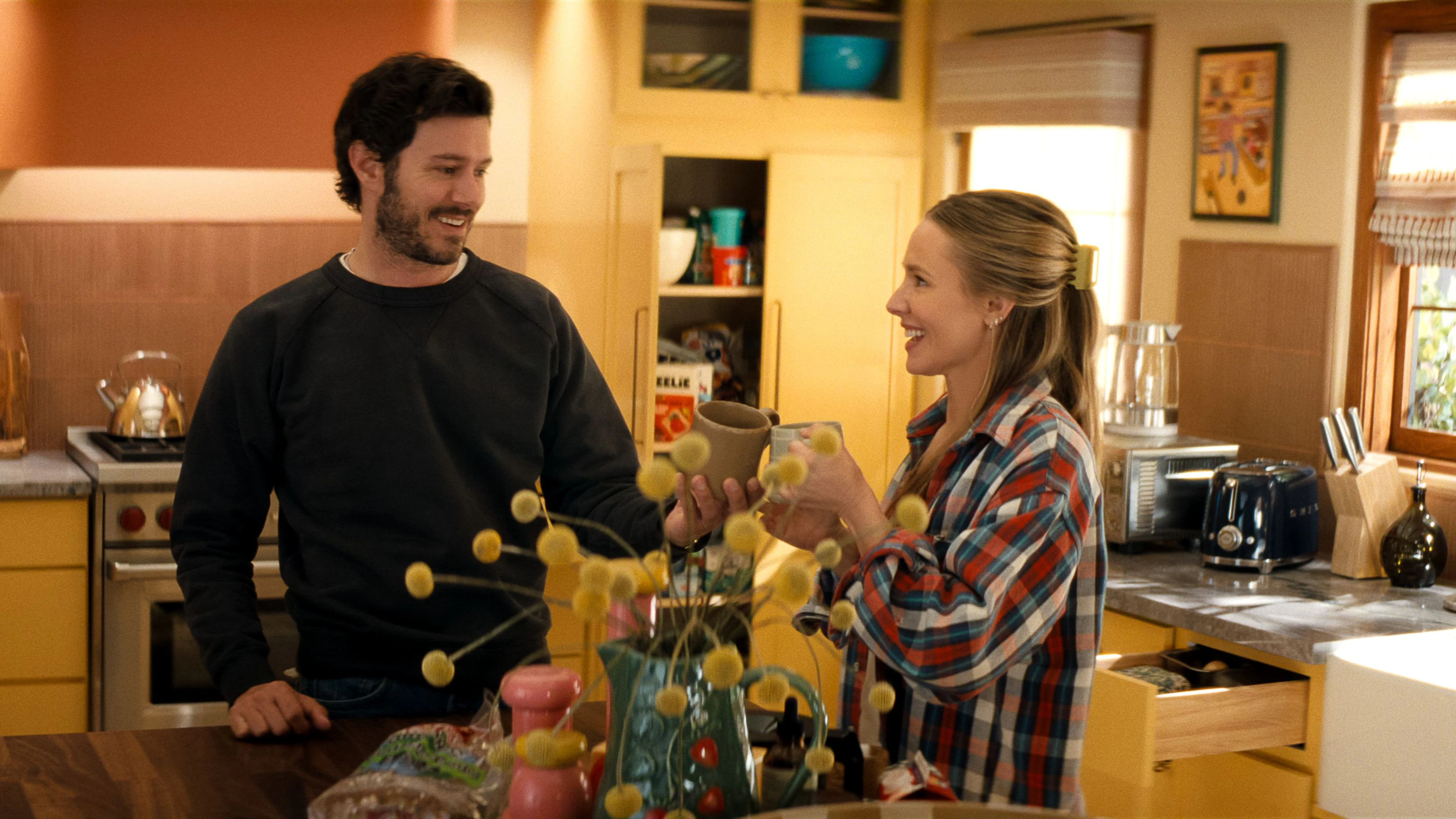 Adam Brody als Noah und Kristen Bell als Joanne in Nobody Wants This
