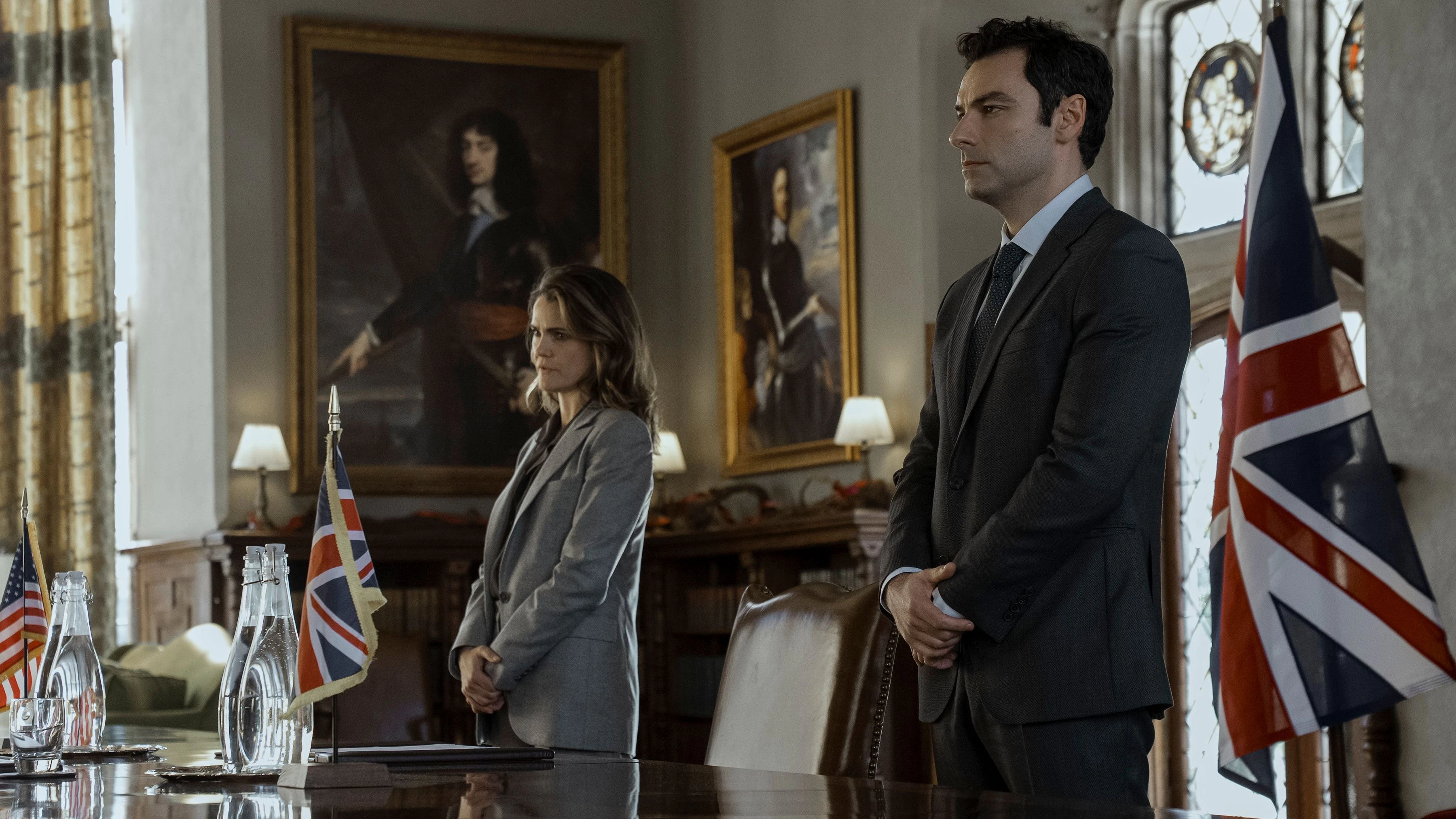 Keri Russell als Kate Wyler und Aidan Turner als Callum Ellis in "Diplomatische Beziehungen"