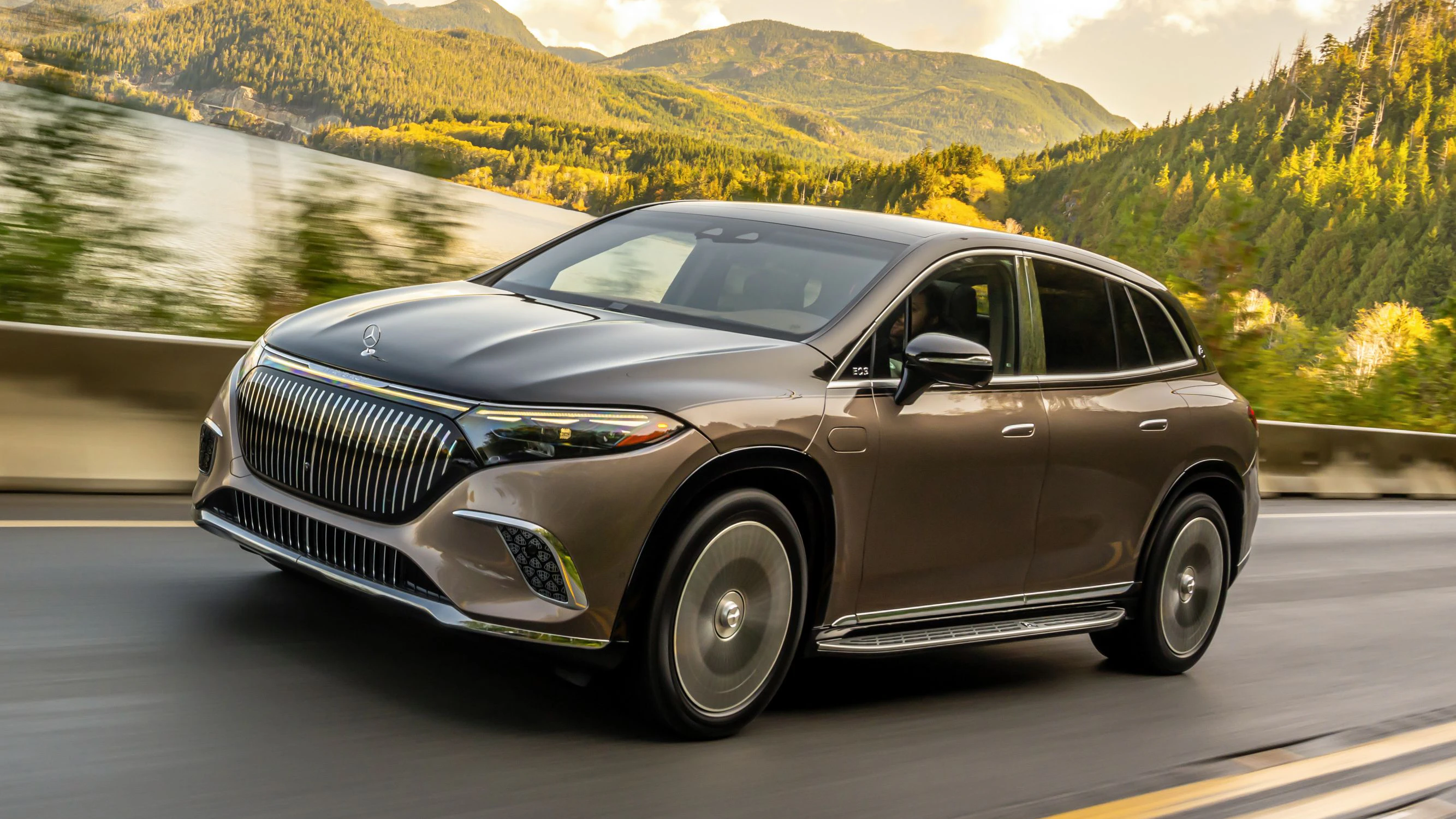 Mercedes-Maybach EQS 680 SUV (vorläufige Werte: Stromverbrauch kombiniert: 24,4-22,5 kWh/100 km; CO2-Emissionen kombiniert: 0 g/km) Exterieur: velvet brown/onyx black. Interieur: Exclusive nappa leather Maybach espresso brown/balao brown pearl;Vorläufige Werte: Stromverbrauch kombiniert: 24,4-22,5 kWh/100 km; CO2-Emissionen kombiniert: 0 g/km*  Mercedes-Maybach EQS 680 SUV (preliminary data: consumption combined: 24,4-22,5 kWh/100 km; CO2-emissions: 0 g/km) Exterior: velvet brown/onyx black. Interior: Exclusive nappa leather Maybach espresso brown/balao brown pearl;Preliminary data: consumption combined: 24,4-22,5 kWh/100 km; CO2-emissions: 0 g/km*